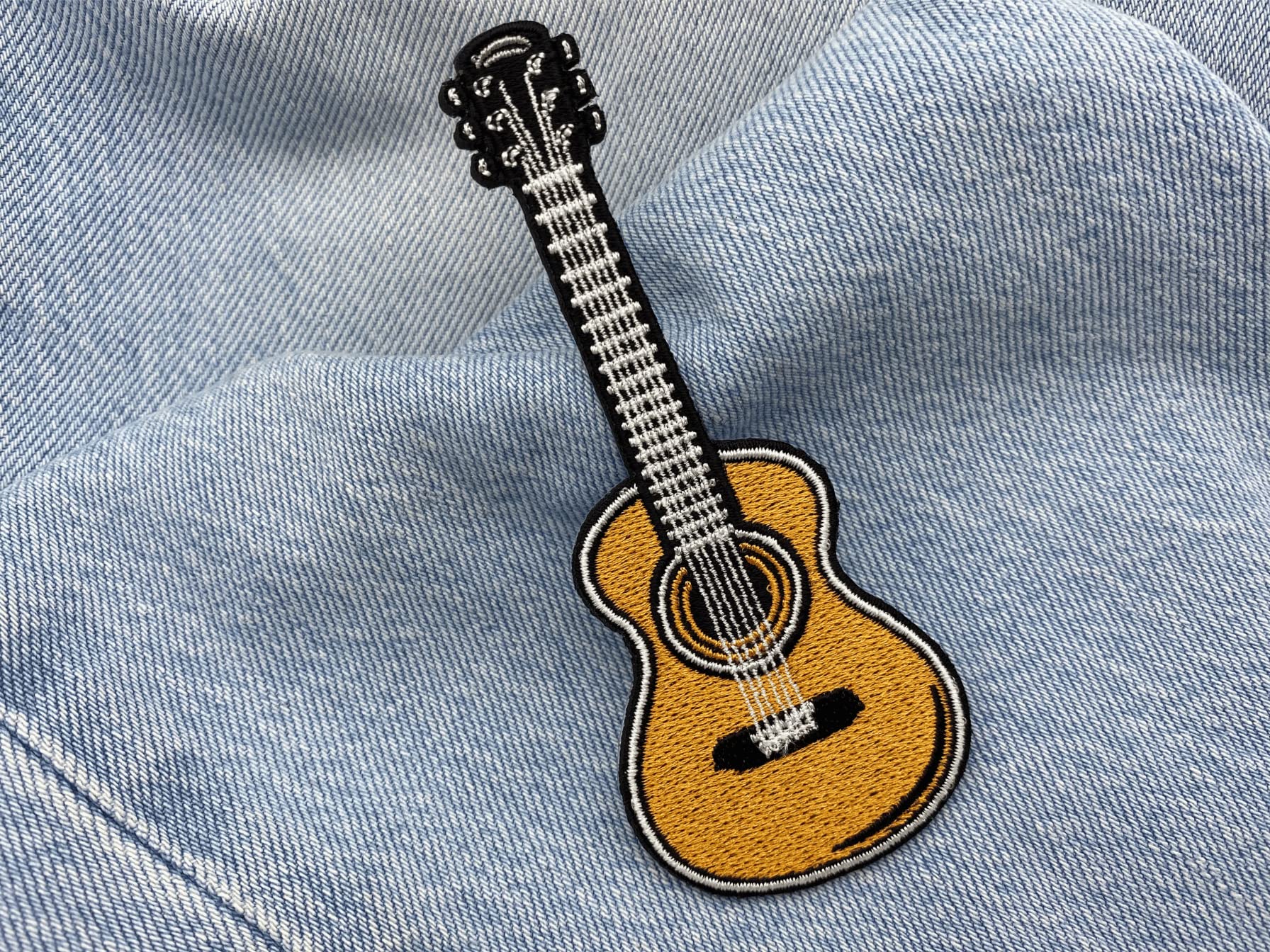 Toppa Termoadesiva A Forma Di Chitarra Acustica 'Finally Home' - Vintage Strumento Musicale - Ricamo Per Vestiti, Giubbotti, Zaini - Idea Regalo Musicista - 3