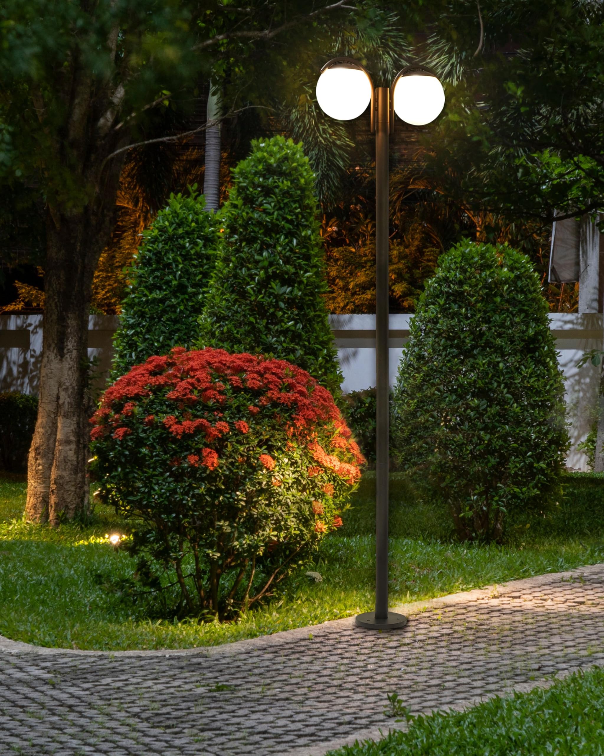 Beliani Farola de jardín moderna 2 luces lámpara poste camino exterior aluminio material sintético negro Kulsi