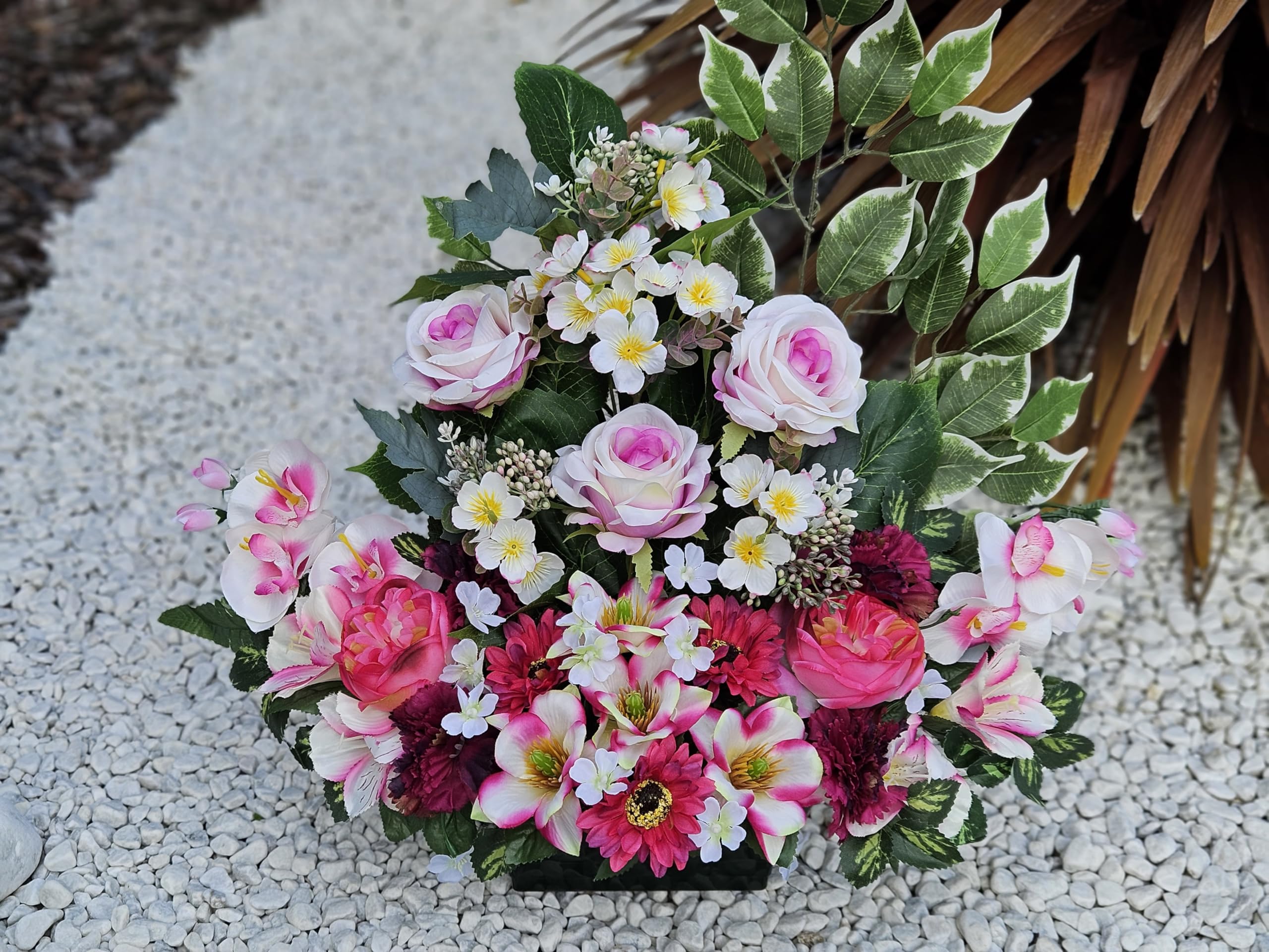 Composition de Fleurs Artificielles, Lesté Ciment Pour Une Très Bonne Tenue à L extérieur. Réalisé par Nos Soins, Fleurs de Qualité