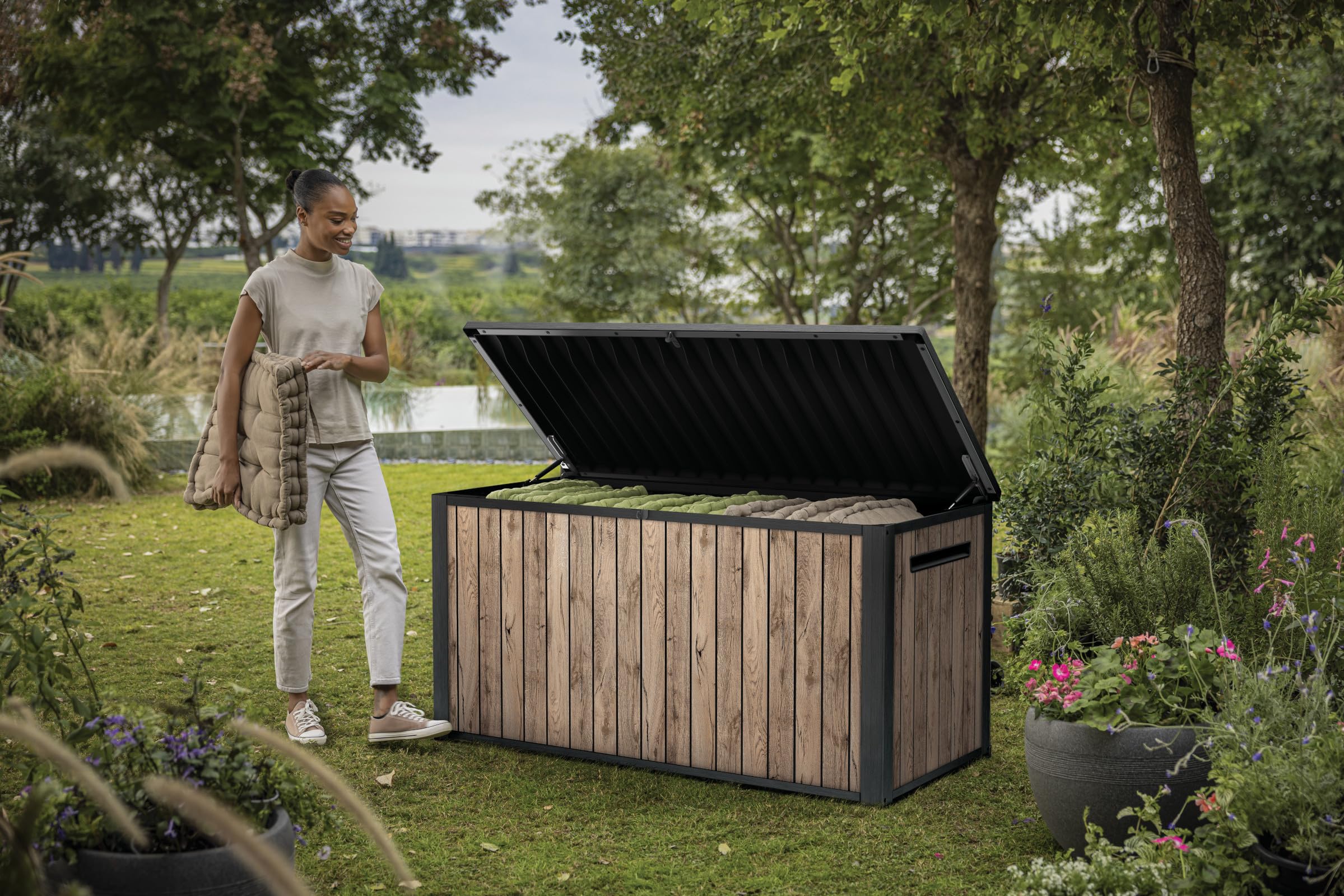 Keter Sierra Auflagenbox/Kissenbox 643 Liter | 100% Wasserdicht mit Belüftung dadurch kein übler Geruch/Schimmel Moderne Holzoptik | Deckel belastbar bis 250 KG | Deckel mit Gasdruckfedern