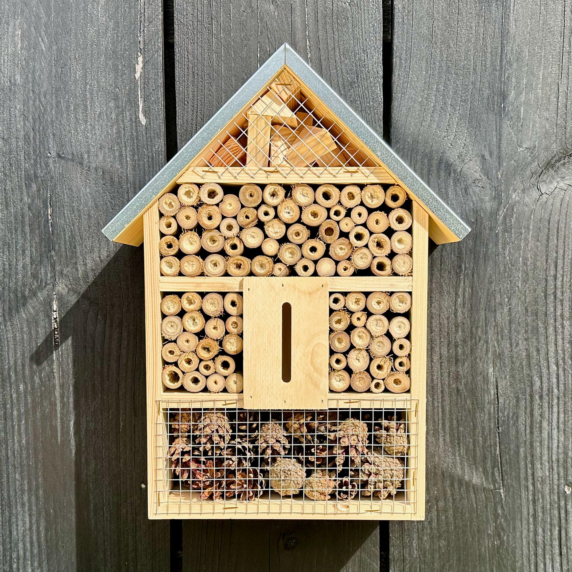 GARTENETAGE Natürliches Insektenhotel XL für Garten & Terrasse – Wetterfest, aus Naturholz, mit Bambusröhren & Tannenzapfen – Nistkasten für Wildbienen, Marienkäfer & Schmetterlinge