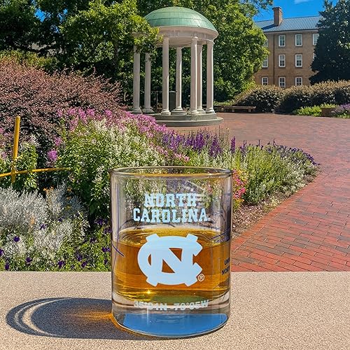 Miniatura 75 de Juego de vasos de whisky de la Universidad de Virginia Occidental (2 vasos de bola baja) – Contiene logotipo de West Virginia Mountaineers a todo