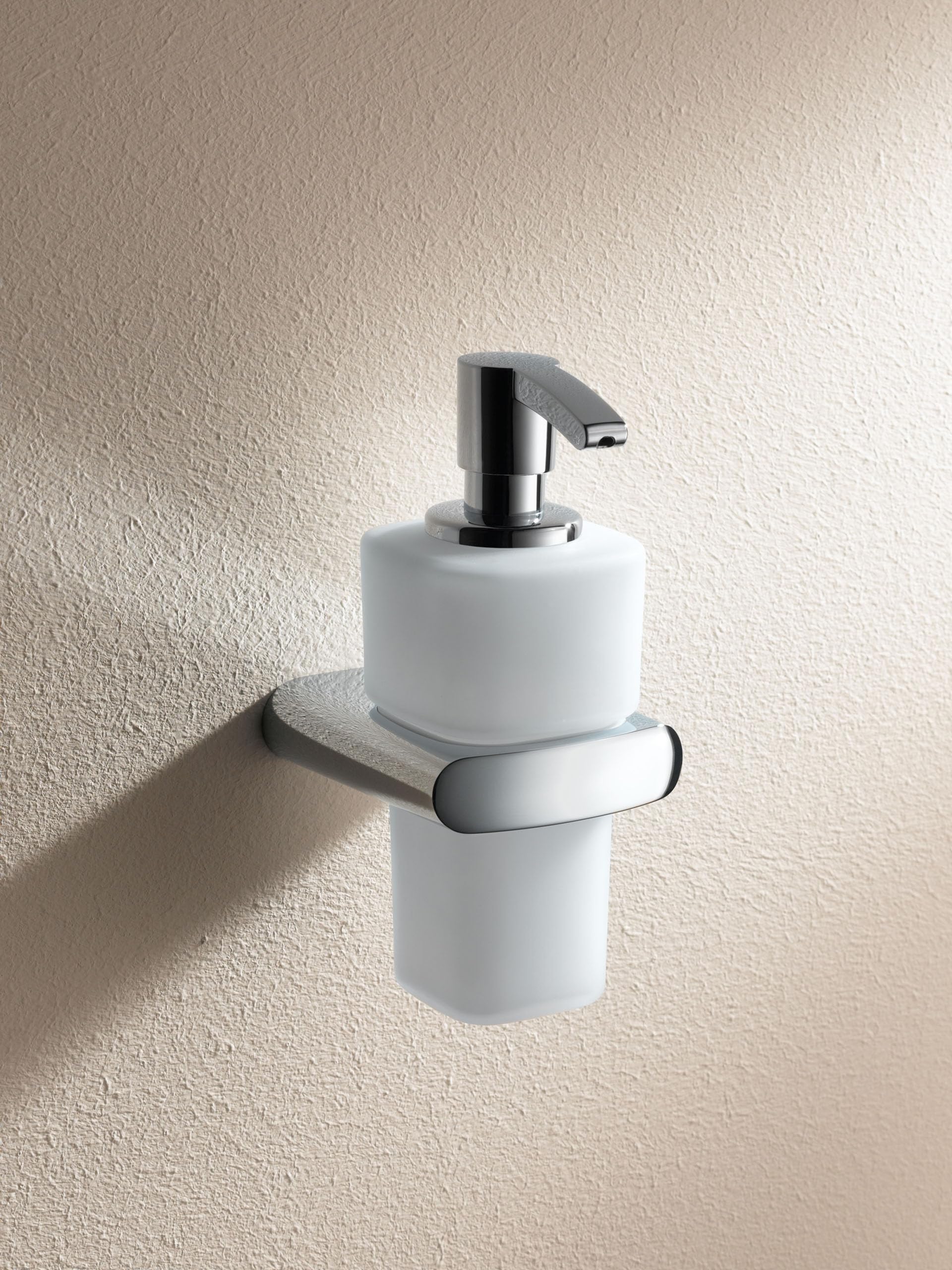 KEUCO Schaumseifenspender mit Halter und Pumpe, Metall verchromt, Seifenspender für Bad und Gäste-WC, Wandmontage, Elegance