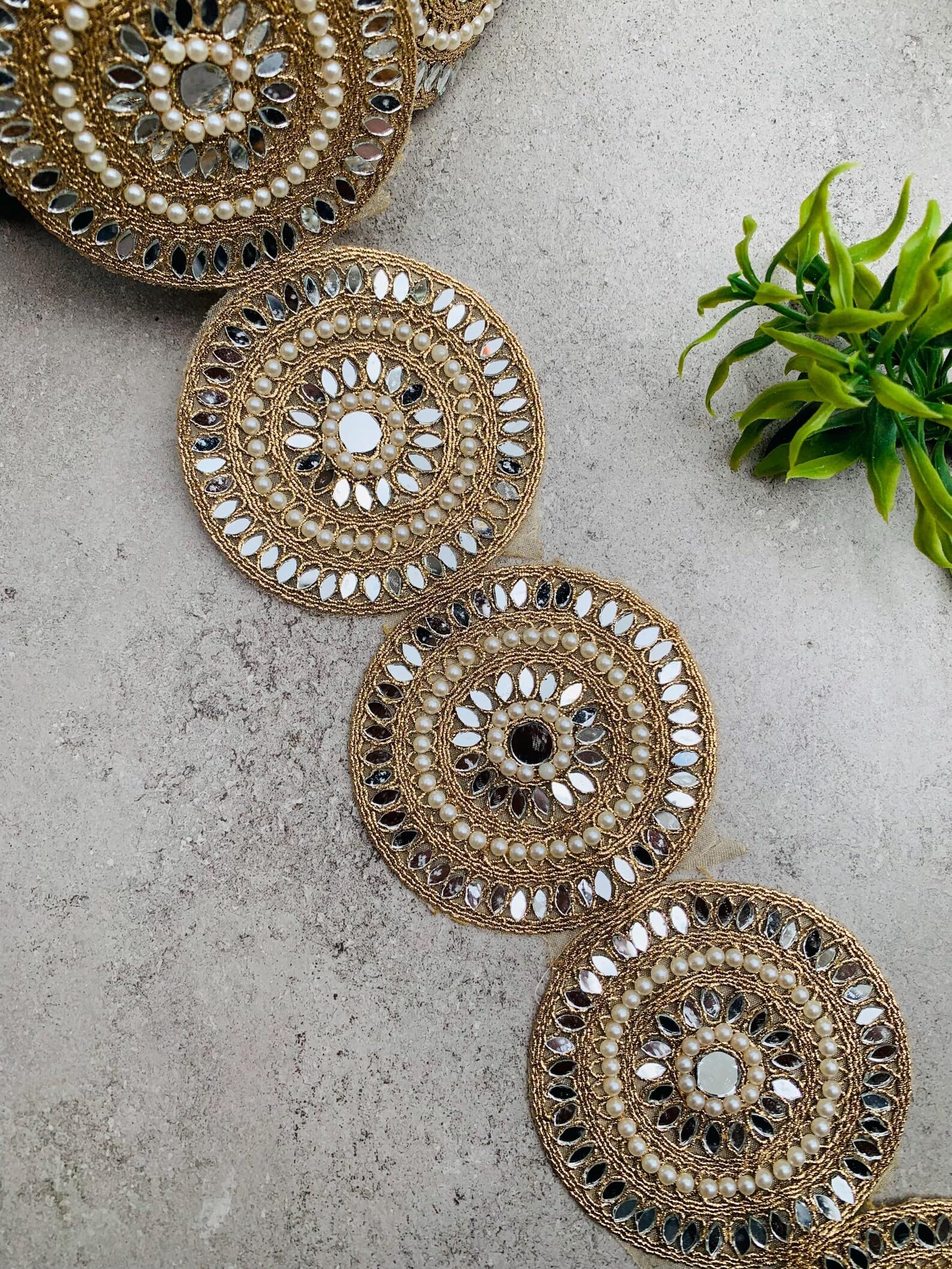 Passamaneria in pizzo smerlato dorato con perle – Bordo decorativo per sari, abiti, tende, artigianato fai da te – Bordo con paillettes con perline fatto a mano – Disponibile in 1, 3, 6