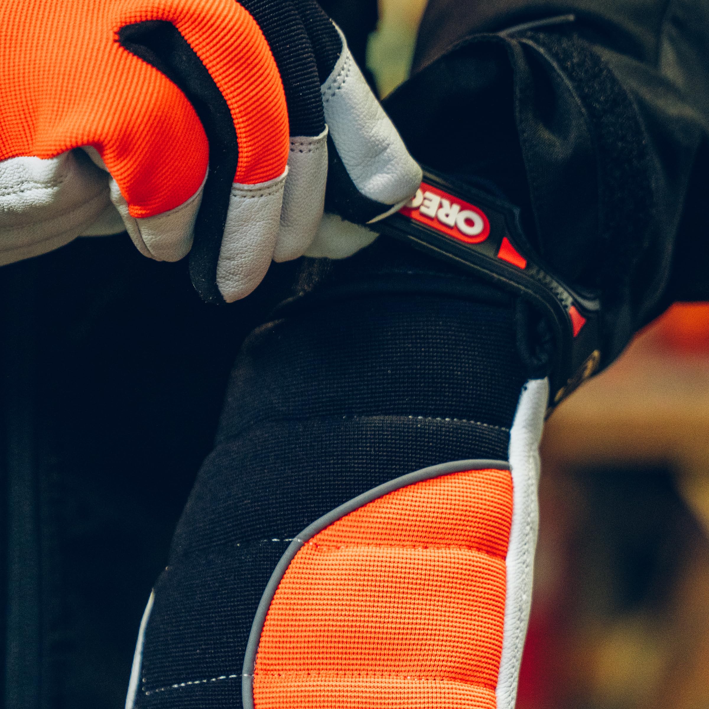 Oregon Protect Pro Guantes Motosierra, Equipo Protección Motosierra, Guantes Seguridad Laboral EPI Alta Visibilidad ForestXFiber, Protección Mano Izquierda, Piel Premium Naranja y Negro, (XL)