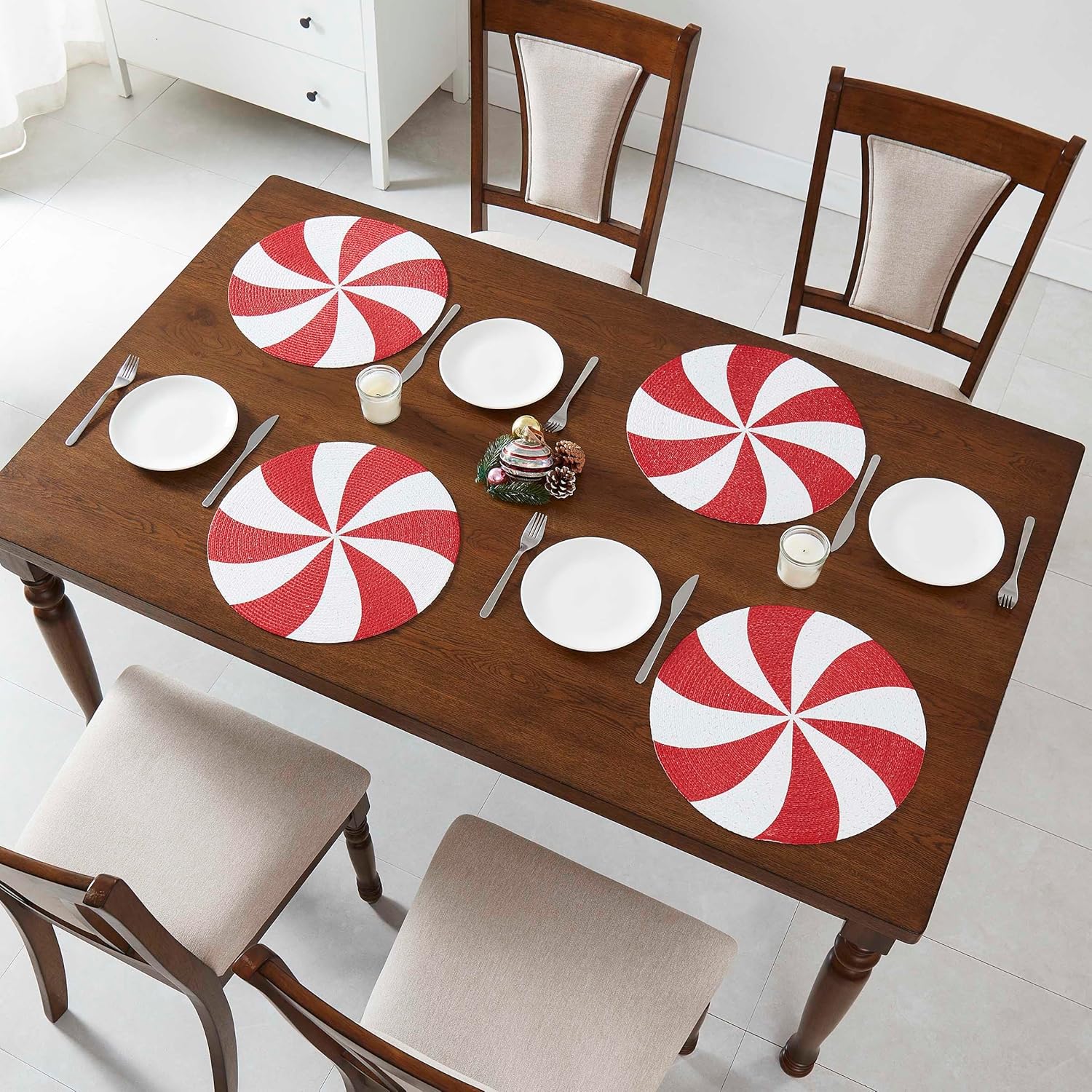 Avanti Linens - Placemats, Round Polyester Tabletop Decor with Printed Holiday Design, Set of 4 (Peppermint)