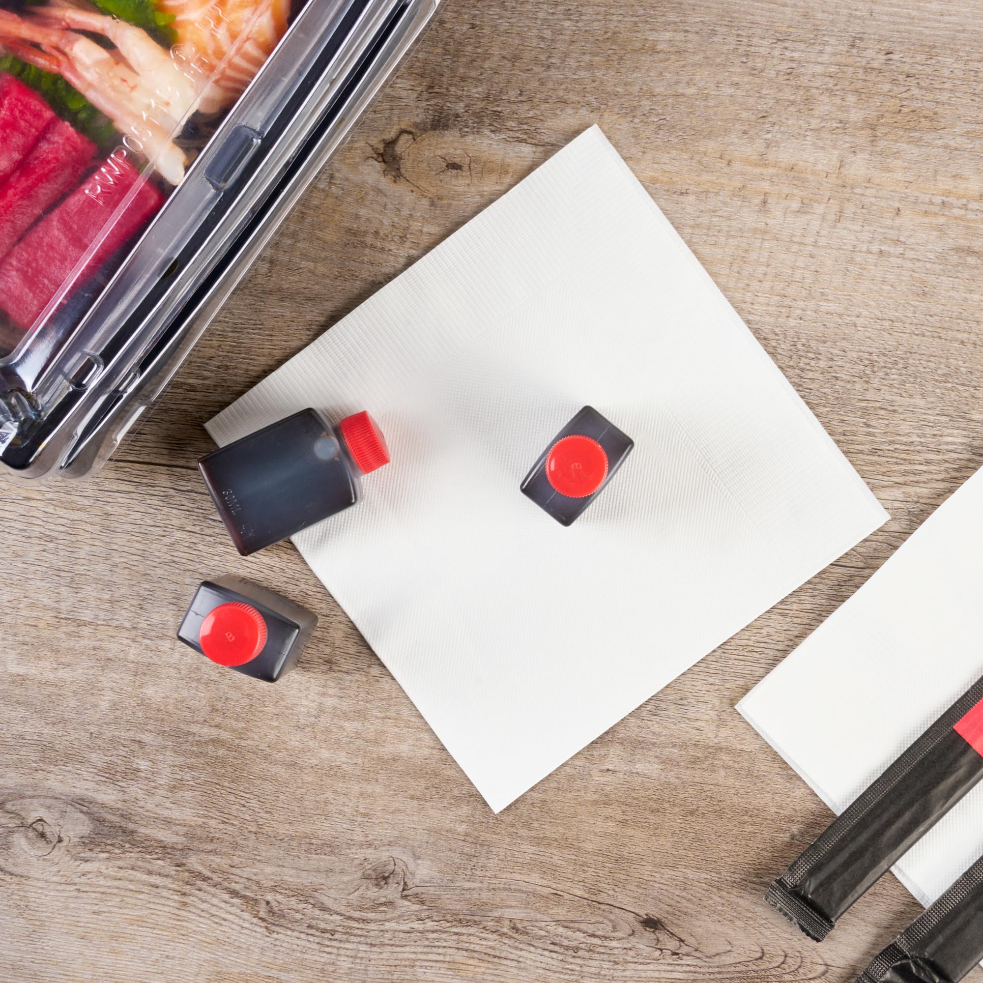 Restaurantware -Bento Tek - Mini botellas de salsa de soja de 1 onza, 100 mini botellas desechables para condimentos con tapas rojas, paquete de condimentos, vinagre o salsa, botellas de plástico