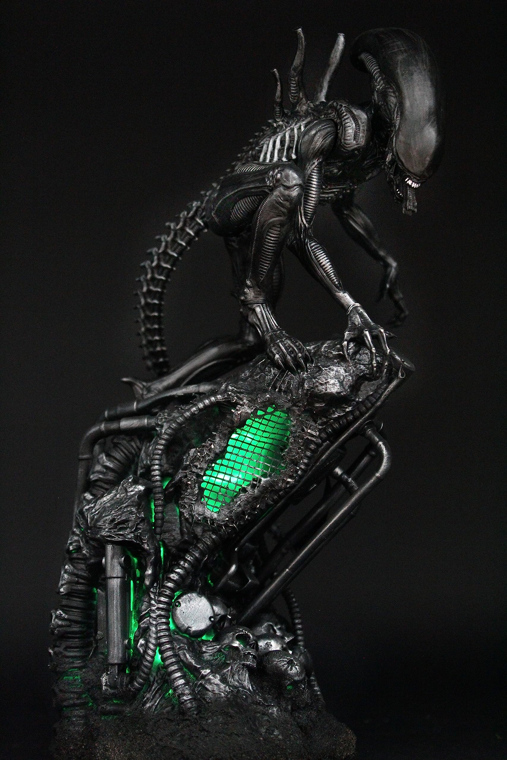 Generico Alien Xenomorph Figure - statua Alien da 35cm con LED, diorama alieno da collezione, incredibile dettaglio, esclusiva Made in Italy