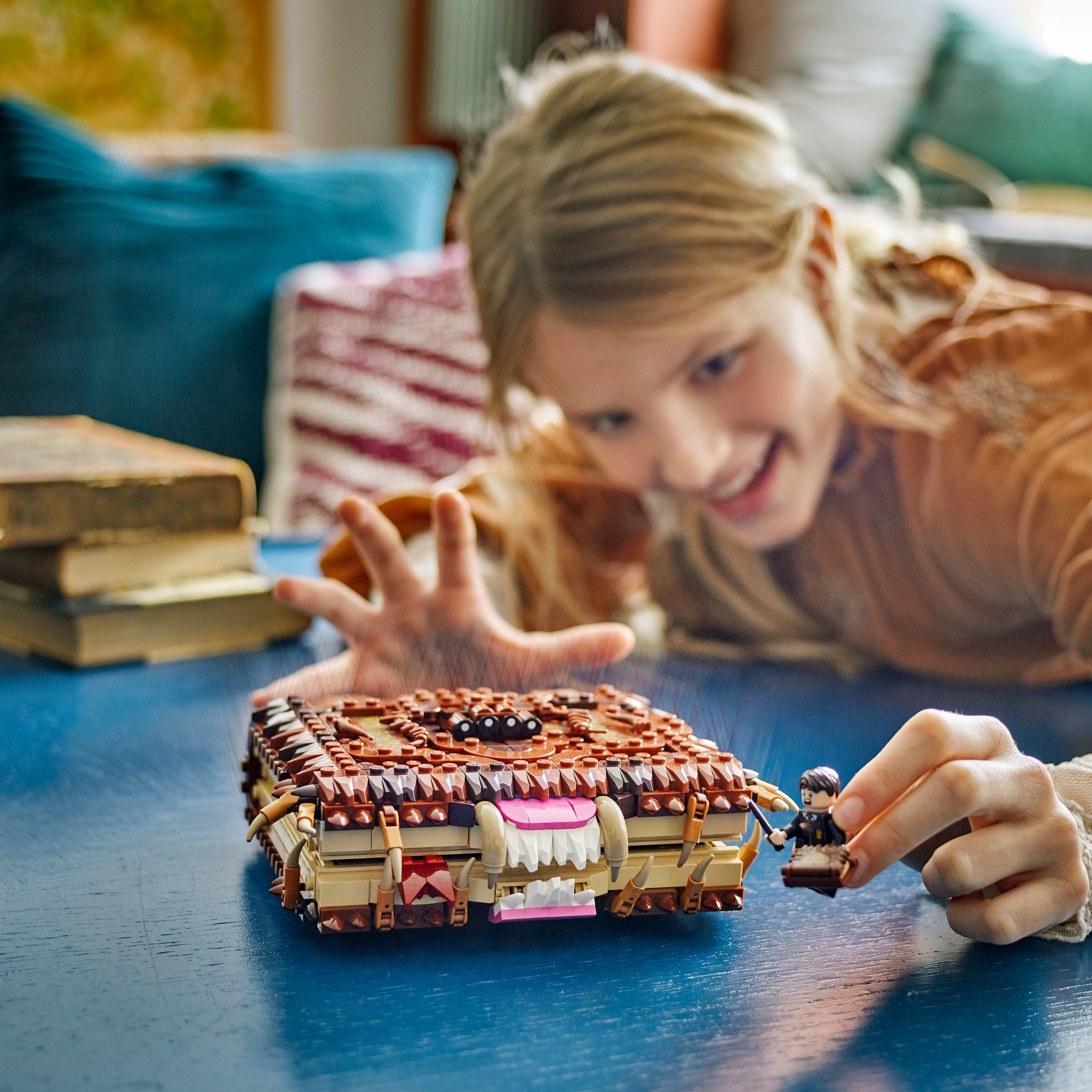 LEGO Harry Potter Monstruoso Libro de los Monstruos Mordedor con Función de Carga Manual para Abrir y Cerrar la Boca - Minifigura de Neville Longbottom - Regalo para Niñas y Niños de 9+ Años 76449