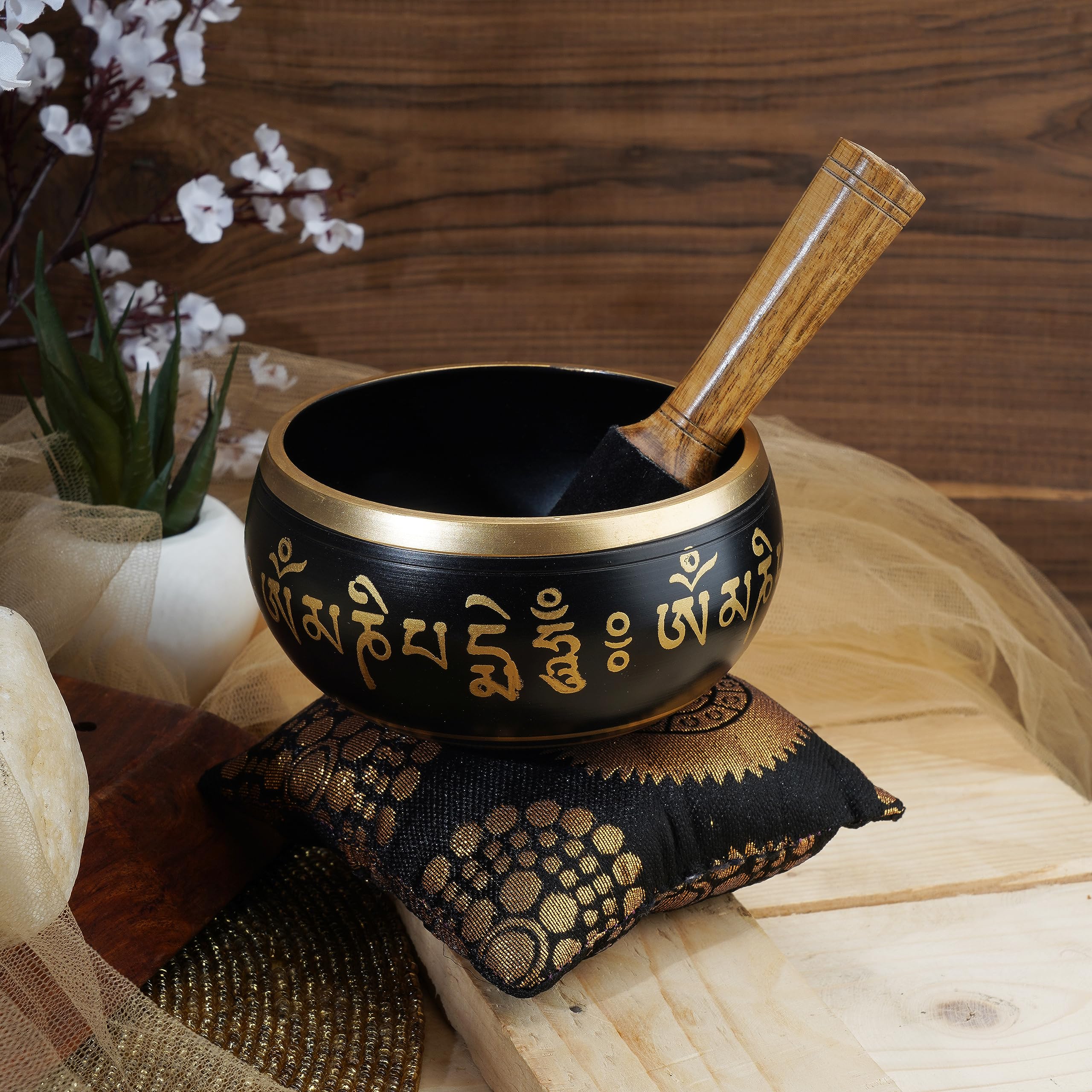 Ajuny - Cuenco budista tibetano para cantar, Buda sentado, sonido de meditacion de campana OM negra, 4 pulgadas de diametro para accesorios de relajacion y meditacion, palo y cojin incluidos