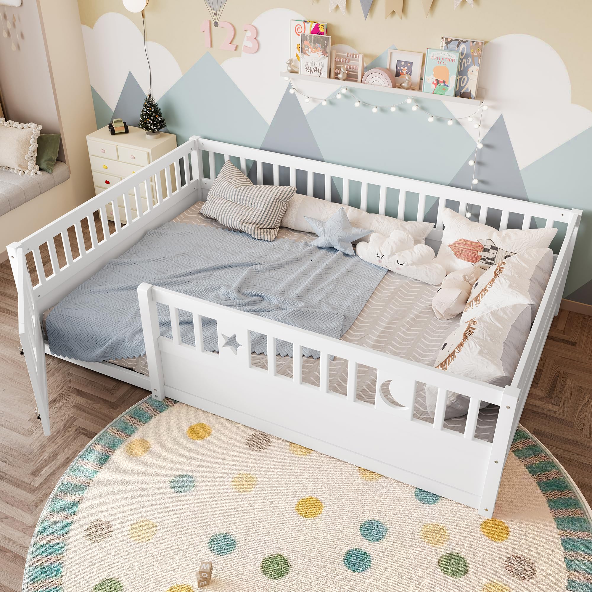 Letto per Bambini 140 x 190 con Ringhiera, Montessori Letto a Terra Bambino con Rete a Doghe, decorazione a Stella e Luna, Struttura letto in Legno di pino(Senza Materasso)