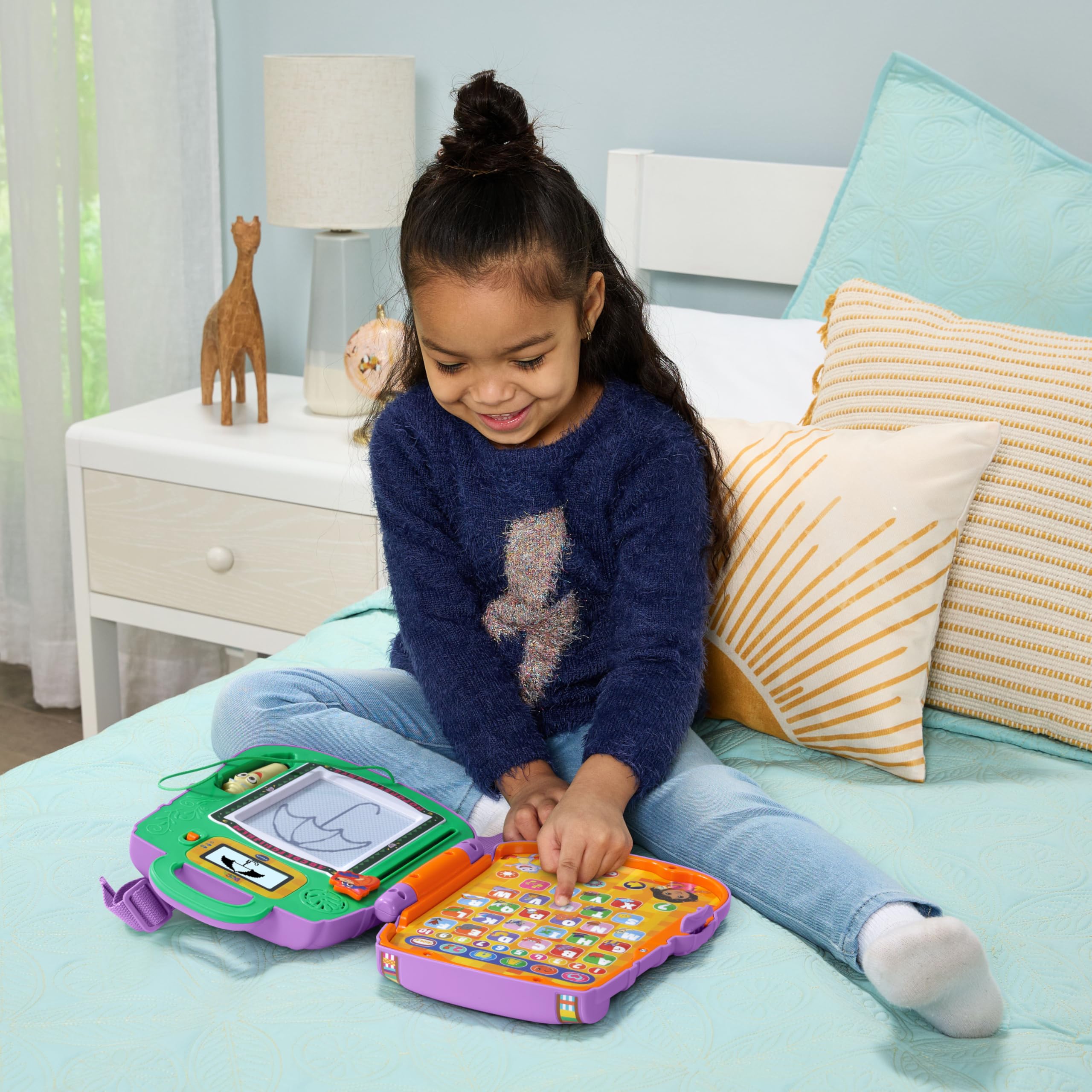VTech Lernrucksack Dora The Explorer – Magische Tafel Sakado mit interaktivem Eingabestift La Carte, 12 Aktivitäten und Dora-Spiele – Geschenk für Kinder von 3 Jahren bis 7 Jahren – Inhalt in