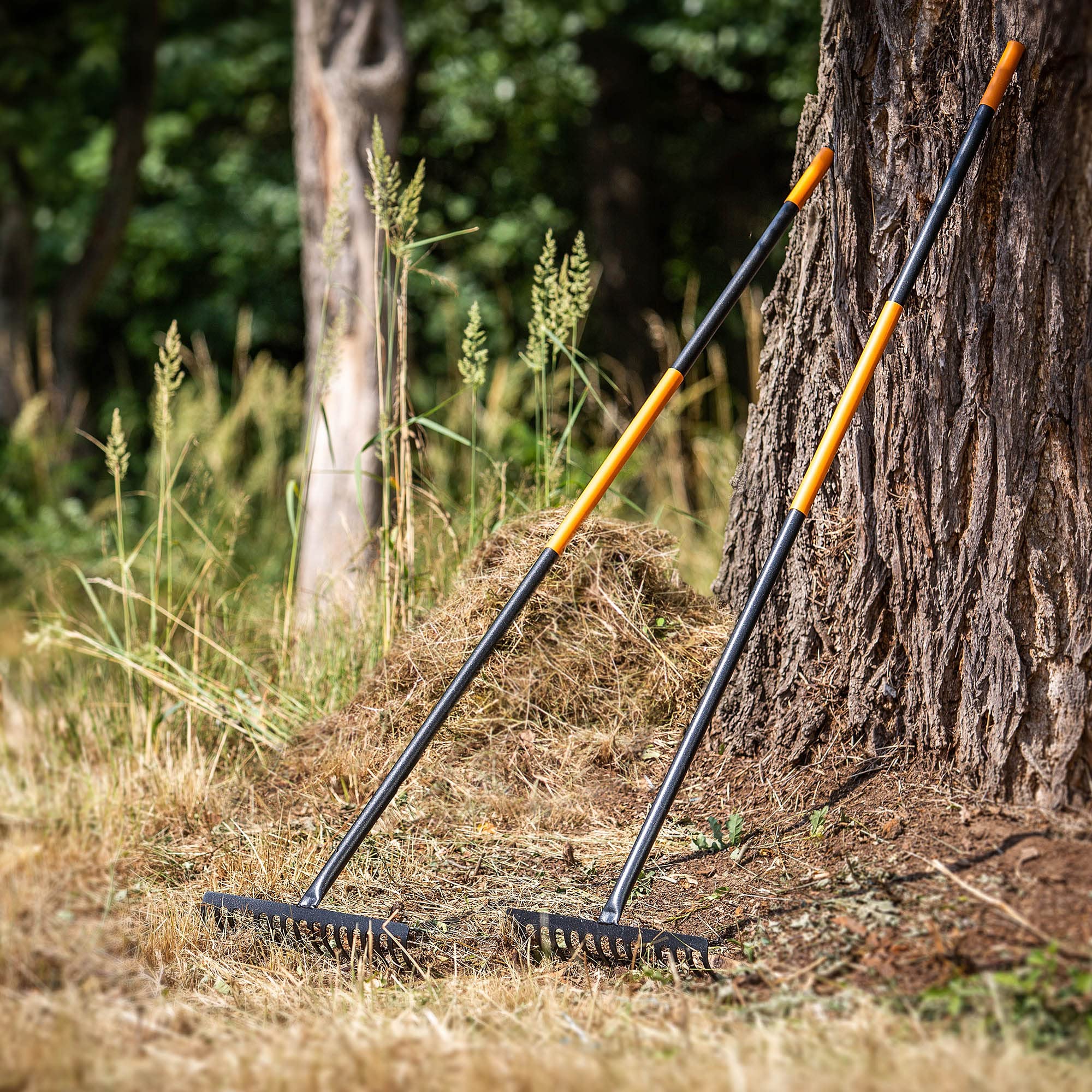 Rastrillo KADAX, rastrillo metálico de jardín, rastrillo Ancho con Mango metálico de 154,5 cm de Largo, Herramienta de jardín para desherbar, abonar, rastrillo de jardín para césped y Hojas