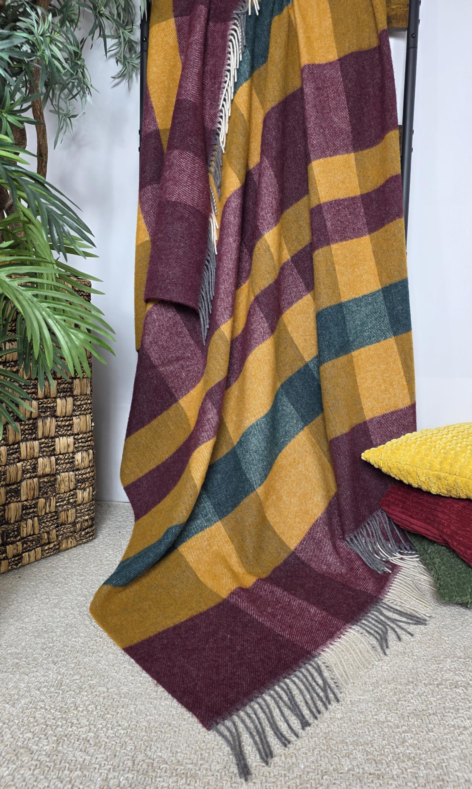 Coperta in lana vergine al 100%, disponibile in vari colori, copriletto, plaid in lana vergine Tirol, 140 x 200 cm (Giallo Senape-Verde-Rosso (Quadrati))