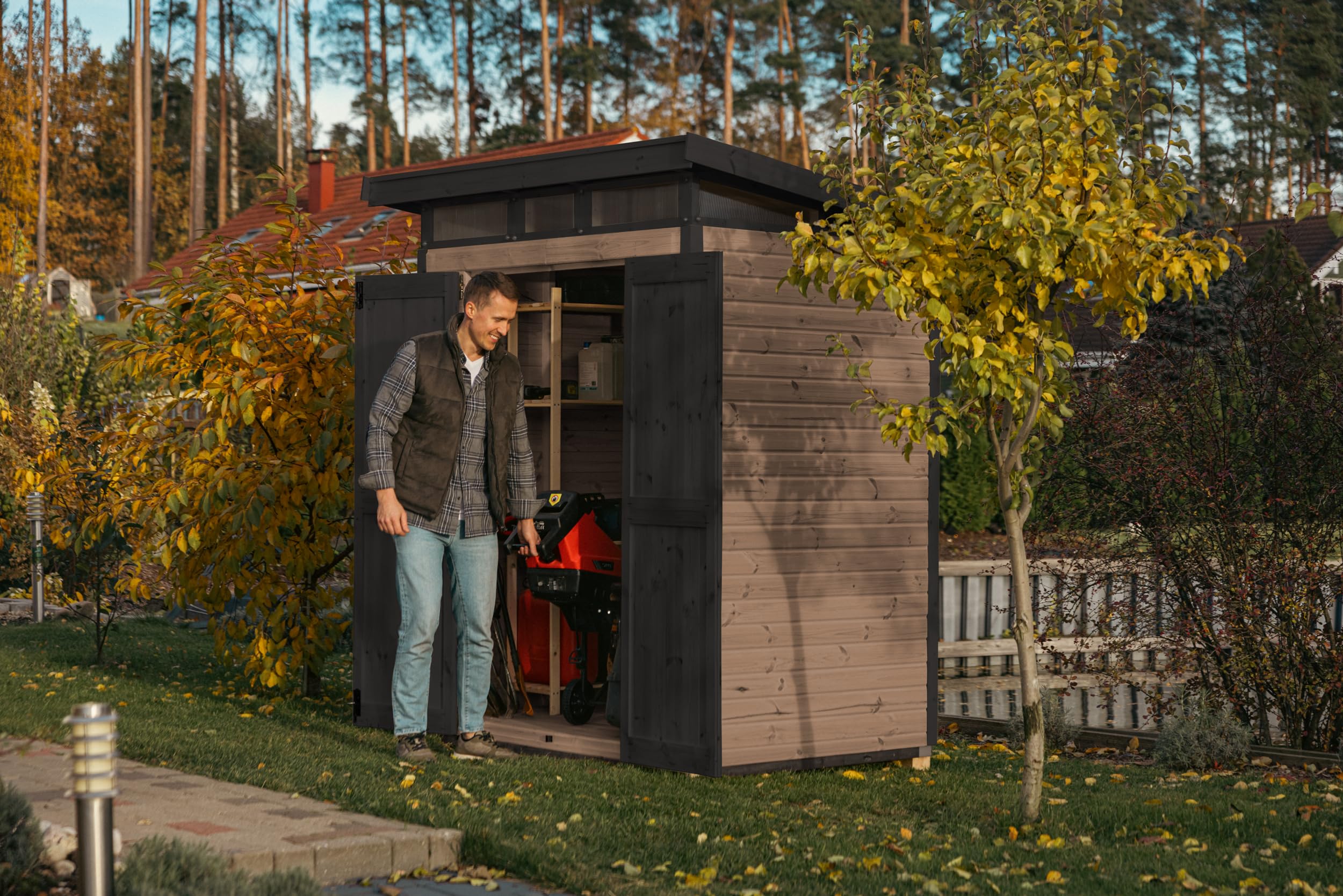 Upyard Domek ogrodowy Strongbox M – wytrzymały drewniany domek na narzędzia z impregnowanym fundamentem i bardzo wytrzymałym dachem z tworzywa sztucznego, 163 x 127 cm, brązowy