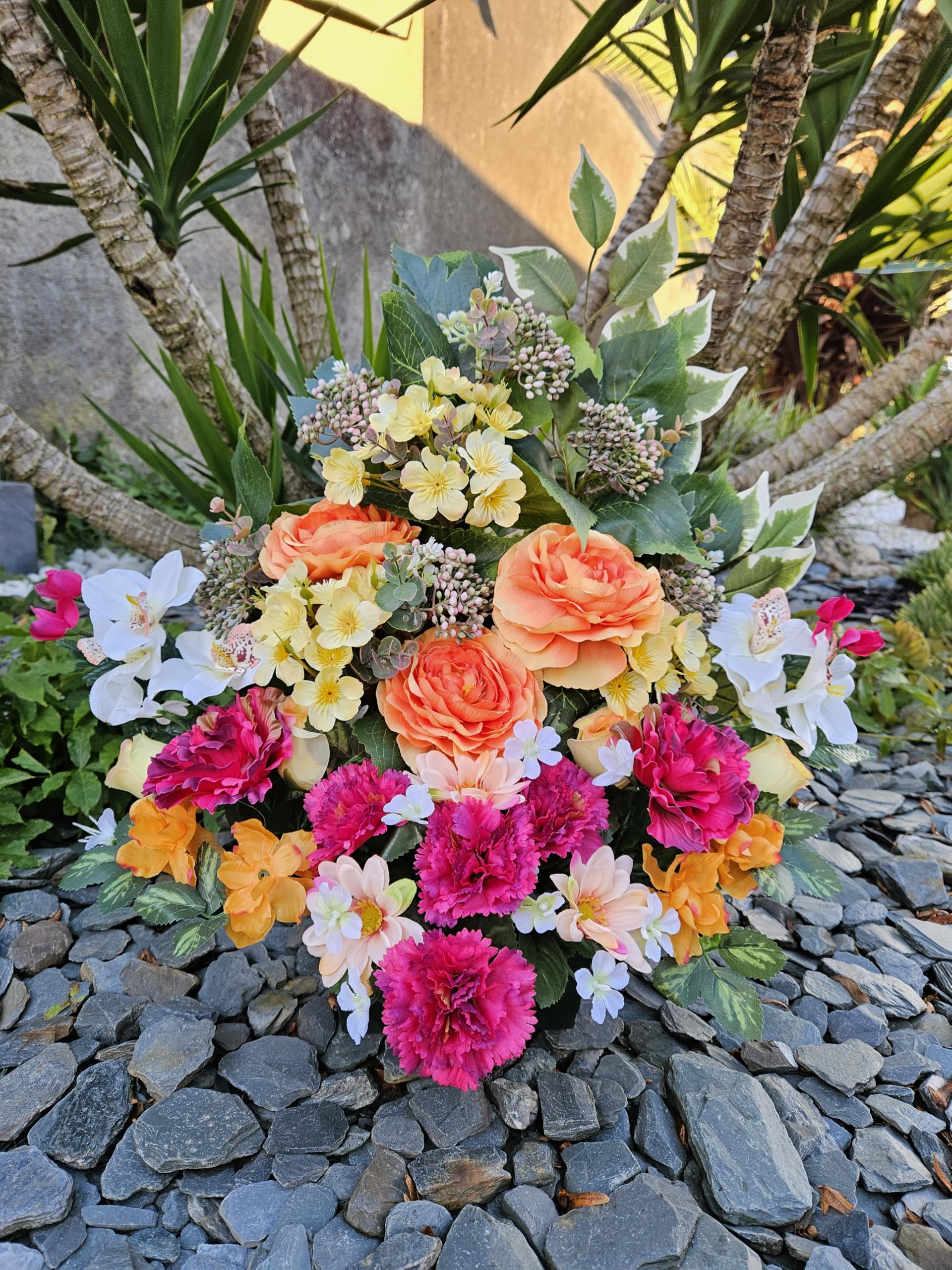 Composition de Fleurs Artificielles, Lesté Ciment pour Une Parfaite Tenue à L' Extérieur. Réalisé par nos Soins.