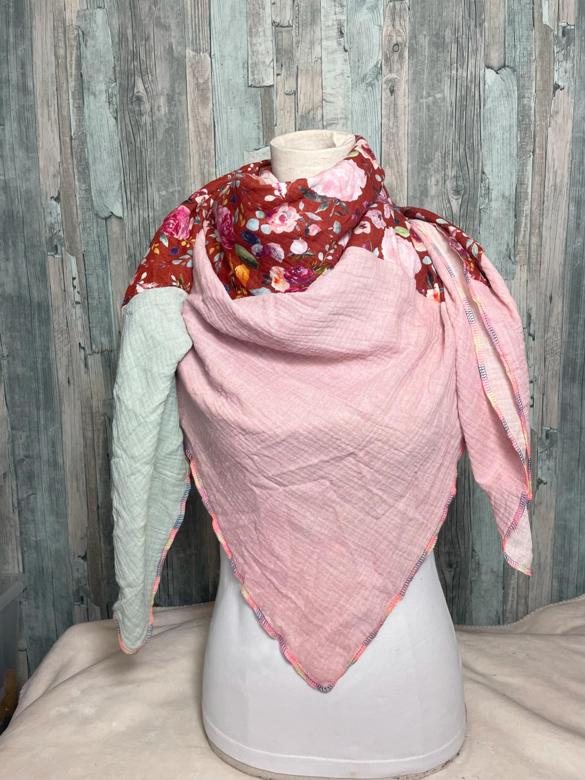 Musselintuch Rosa Mint Beere Blumen mehrfarbiges Einzelstück 130+130 cm Dreieckstuch Halstuch Damen XXL Wickelschal Tuch Stola Handmade Schal einlagig Dicker Schal