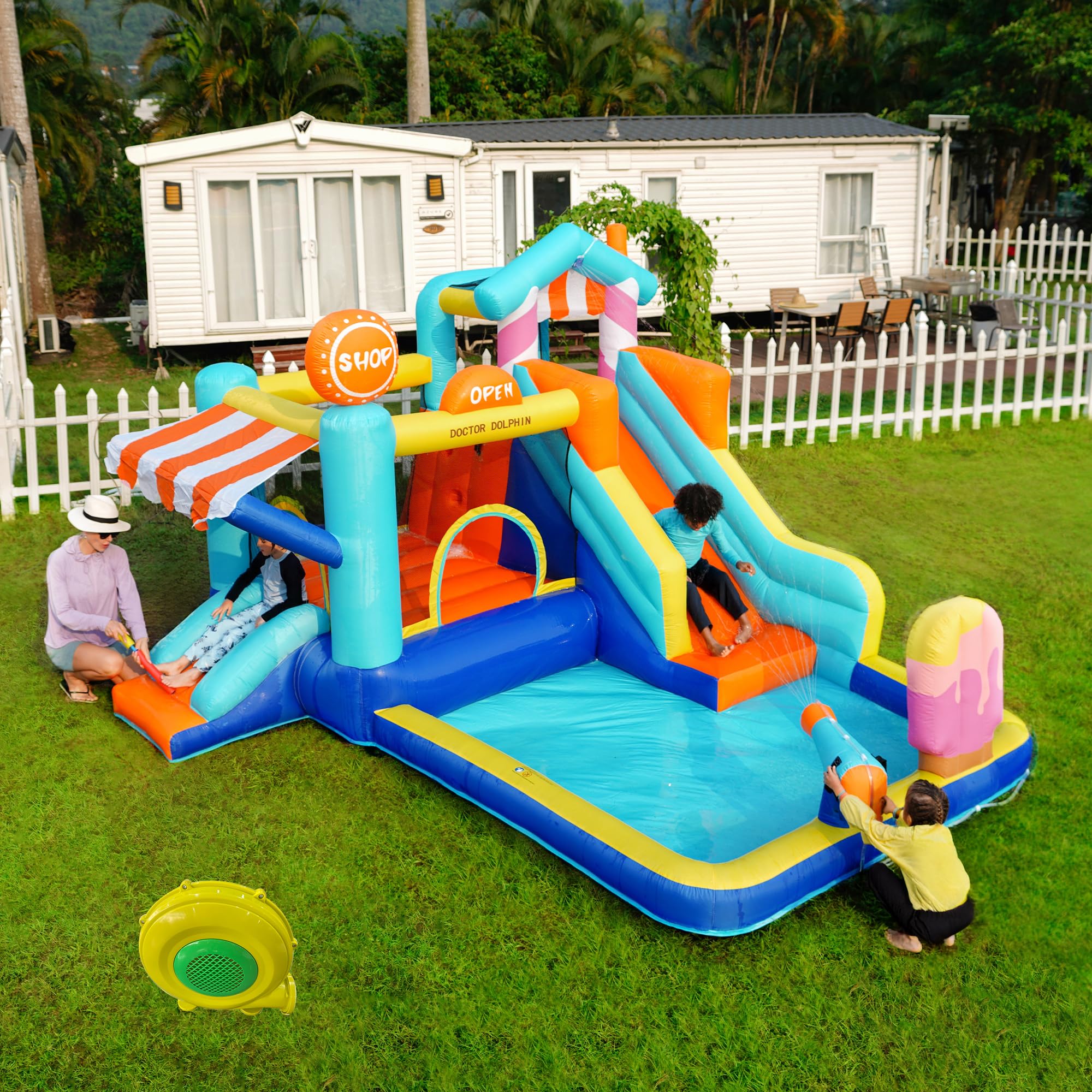 Castello gonfiabile per bambini con ventilatore, parco acquatico multifunzionale all'aperto con trampolino, scivolo d'acqua, piccolo scivolo, fontana, pistole ad acqua, con ventilatore da 450 W, blu