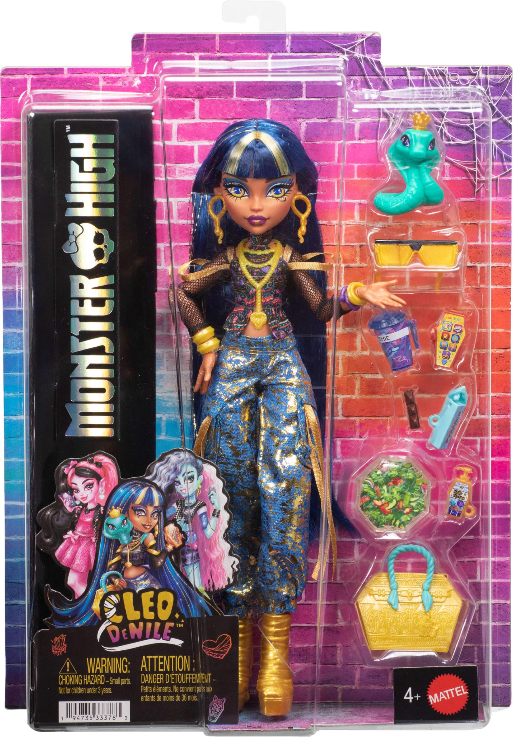 Monster High - Cleo De Nile, bambola con top a fiori e pantaloni cargo in denim dorato, con serpente Hissettee e 7 accessori inclusi tra cui insalata, frullato e borsetta, 4+ anni, JHK32