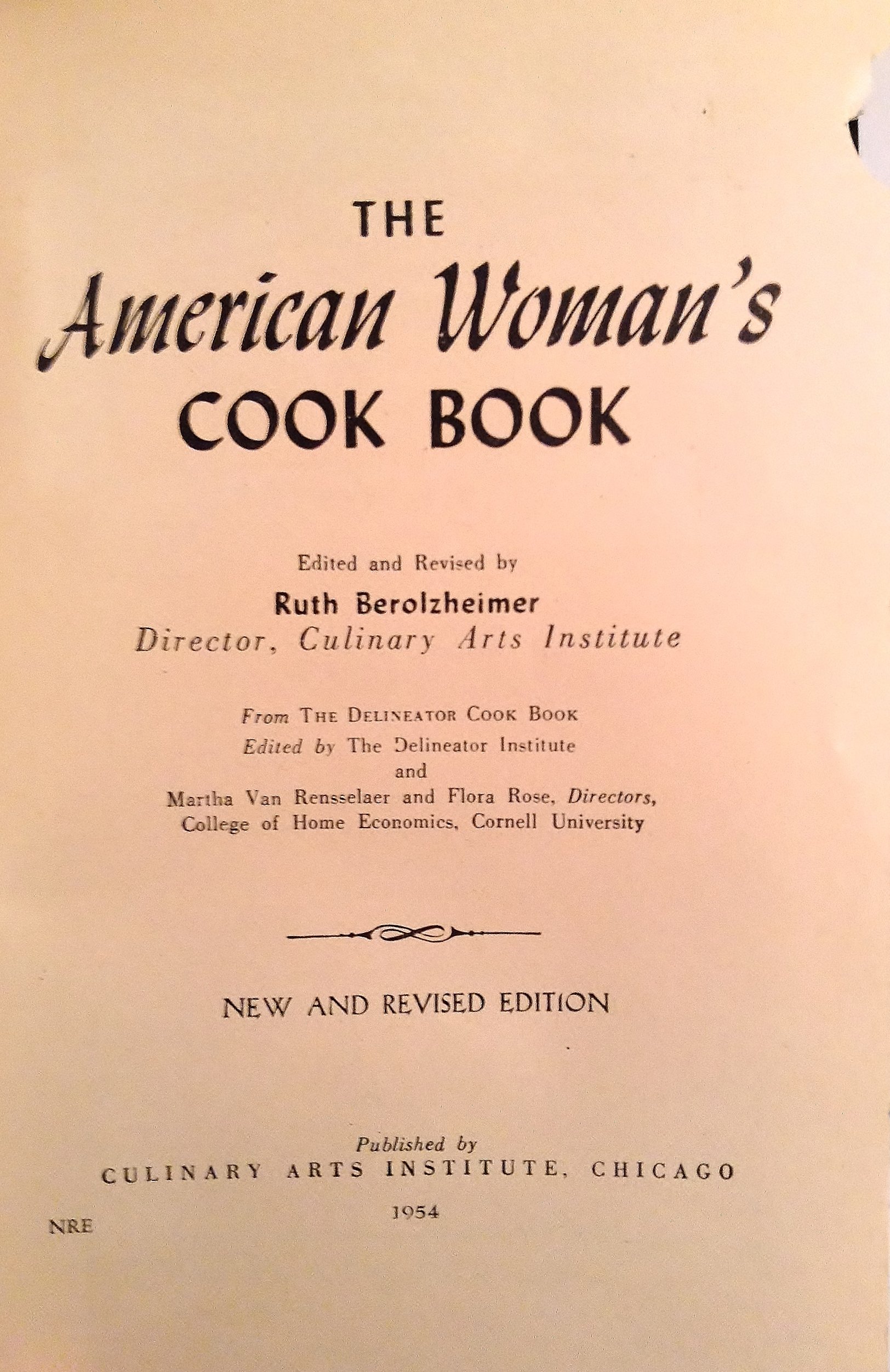 THE AMERICAN WOMAN'S COOK BOOK (National Binding) [Hardcover] BEROLZHEIMER, Ruth Editor - PT01