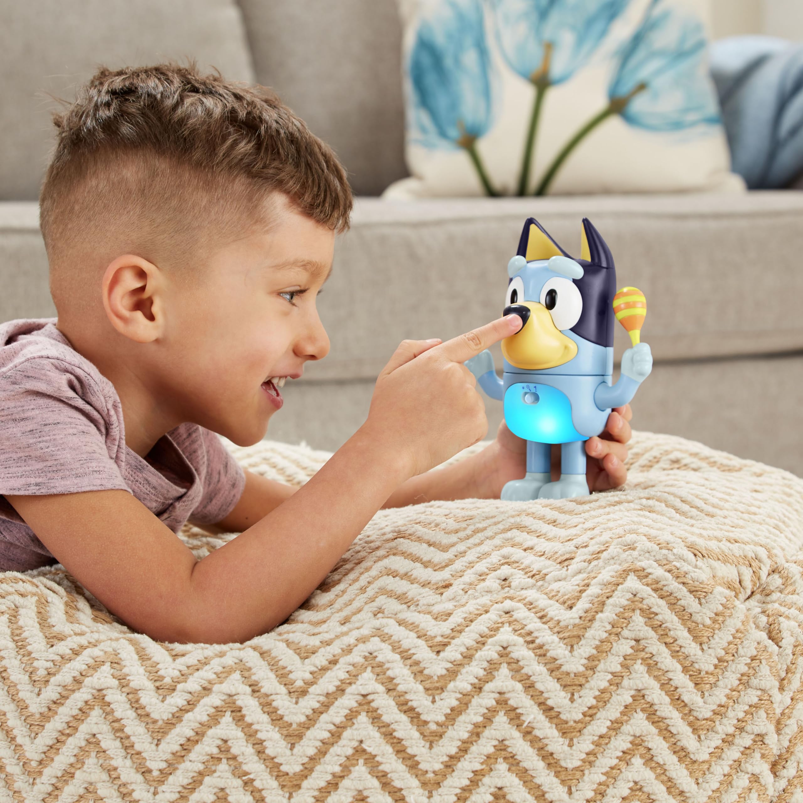 VTech - ¡Muévete con Bluey! Mascota interactiva, Juega y Baila con Bluey, Múltiples Actividades y Sorpresas, Fomenta la Creatividad, Versión ESP