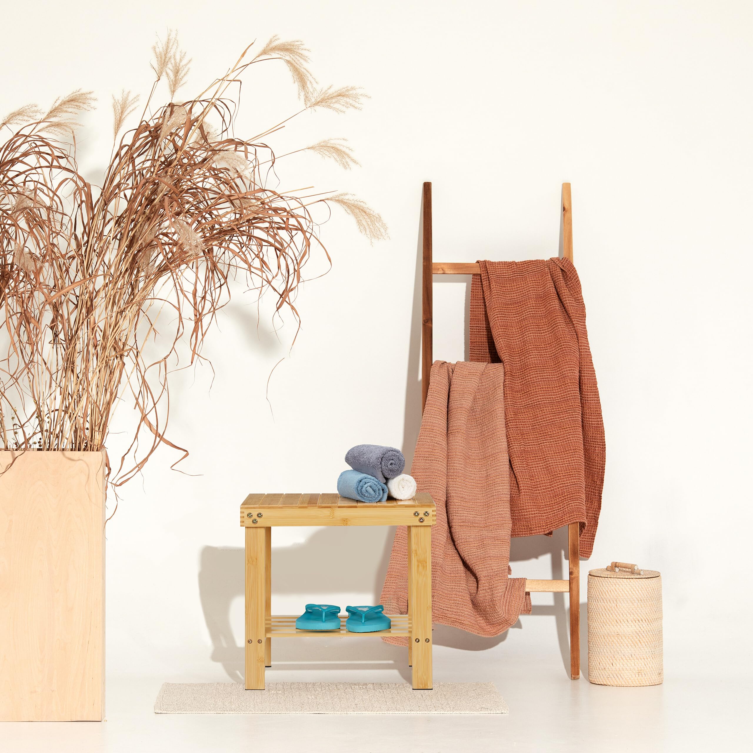 Relaxdays Banco Baño Bambú, Taburete con Balda, Banqueta con Repisa Cocina, Calzador Pasillo, 41,5 x 44 x 28 cm, Natural
