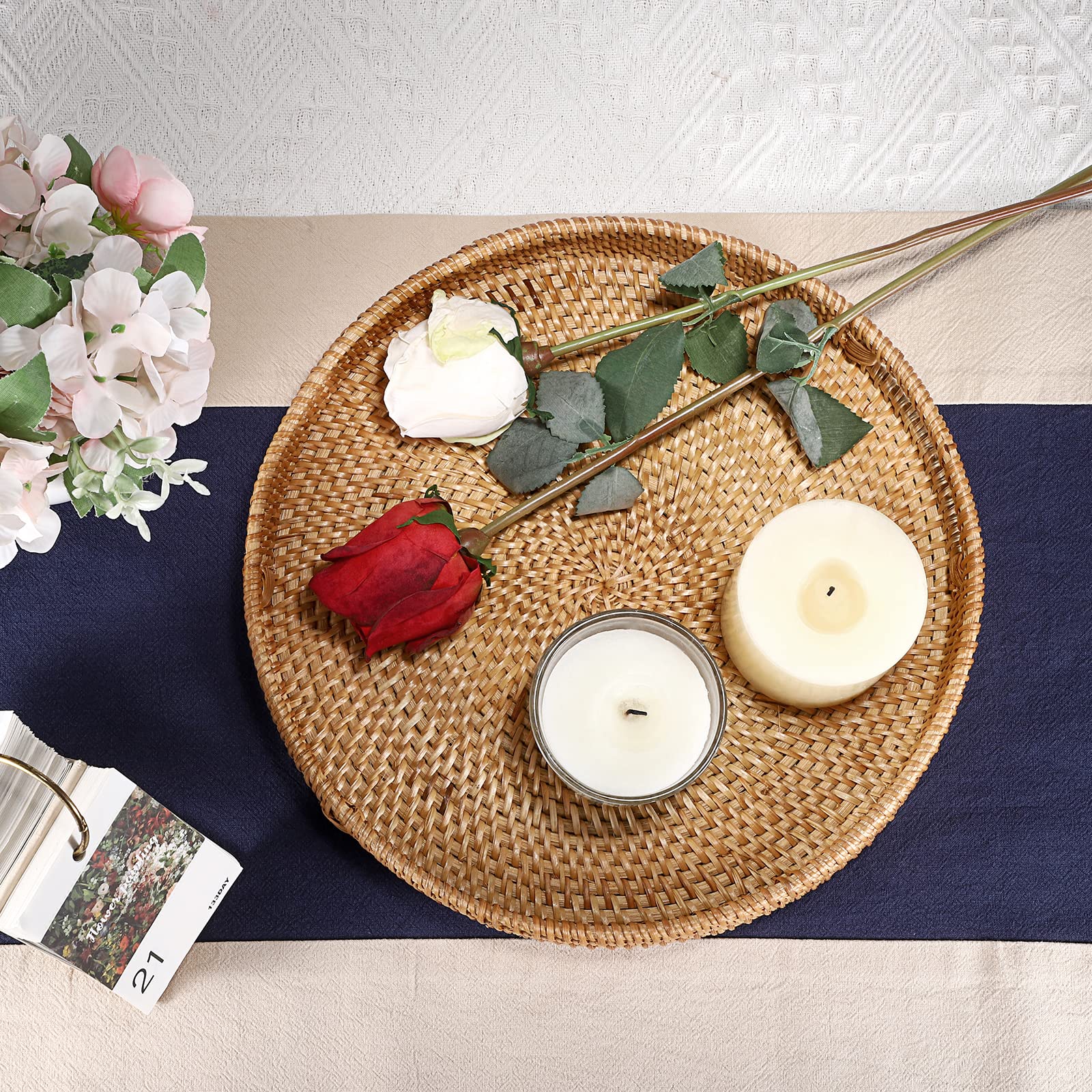 Rattan Serviertablett mit Griffen Rundes Gewebtes Korbtablett Weidengeflecht Tablett Rattantablett Dekoratives Servierkorb Aufbewahrungskorb für Obst Brot Kekse Süßigkeiten Spielzeug 30CM
