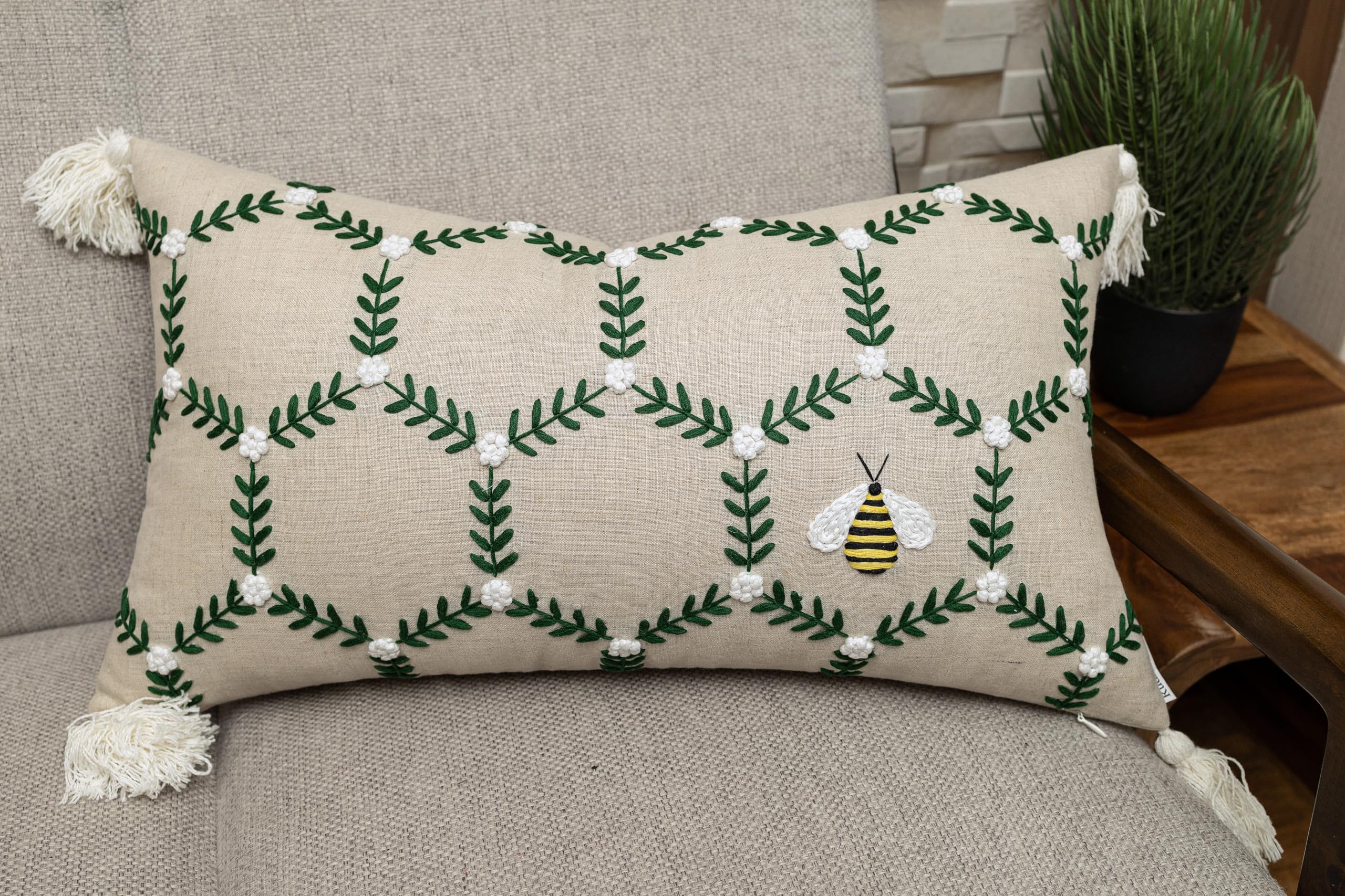 Rudransha Copricuscino decorativo ricamato a mano con bombo, decorazione per divano, sedia, patio, balcone, panca, portico, asilo nido, ufficio, camera da letto, 35,6 x 61 cm, naturale
