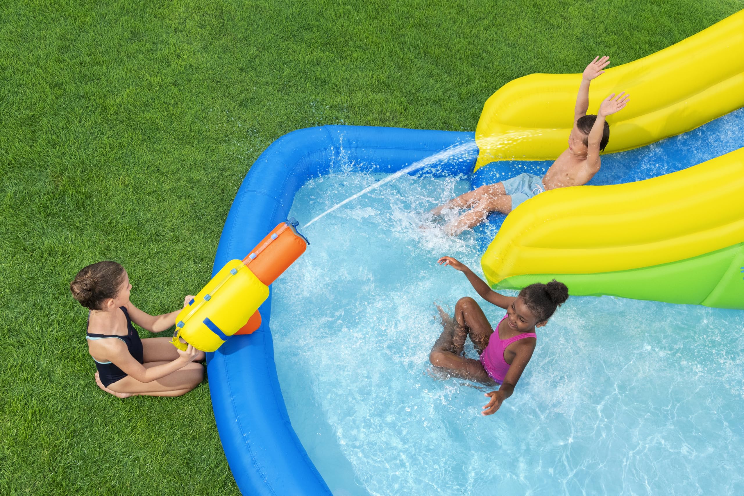 Bestway H2OGO! Mega-Wasserpark Wasserberg, 435 x 286 x 267 cm, für 5 Kinder, Rutsche, Kletterwand, Wasserkanone, Dauergebläse, PVC-beschichtetes Polyester, ab 5 Jahren, Tasche, Reparatur-Set