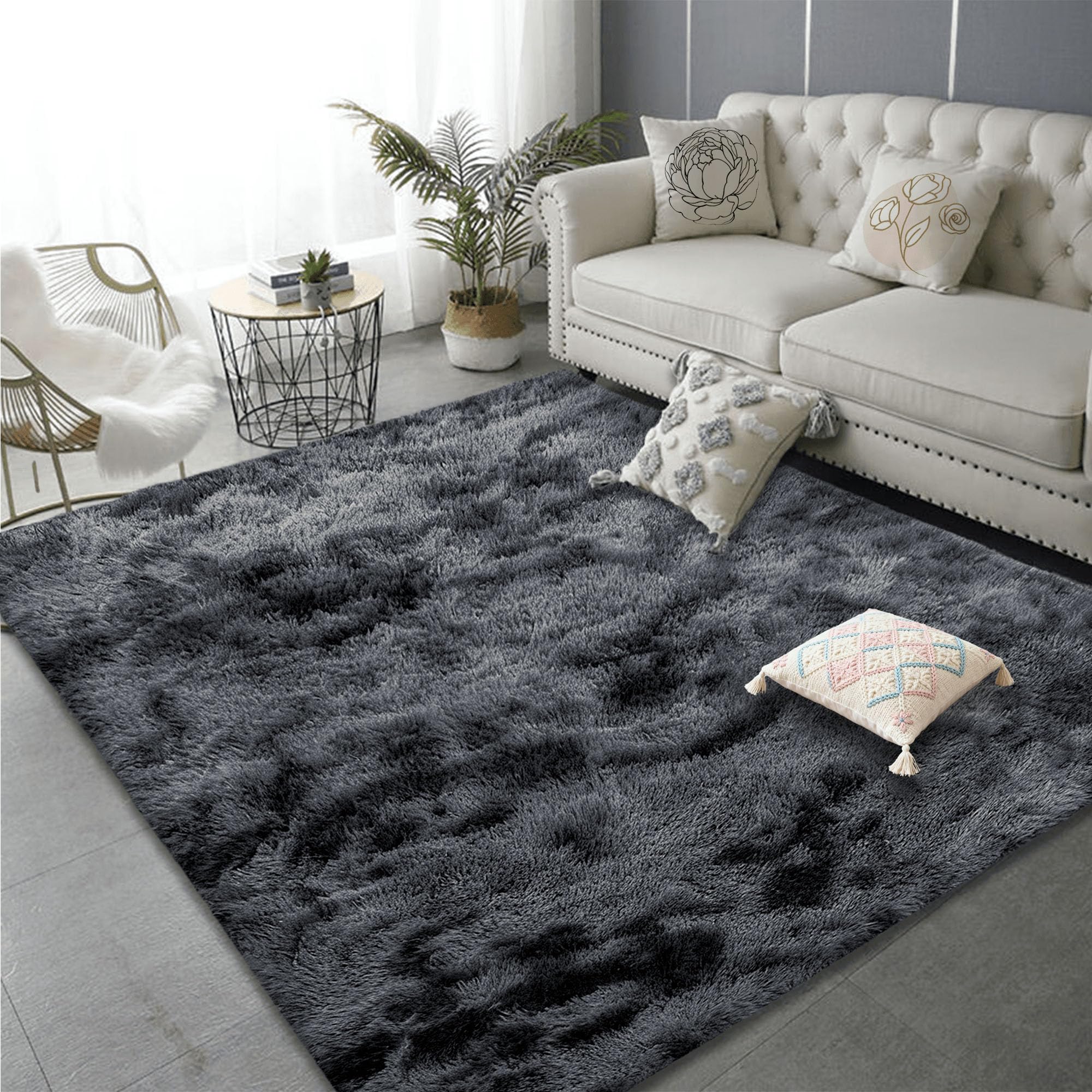 Tapis salon moderne gris foncé pour créer une ambiance chaleureuse dans la chambre