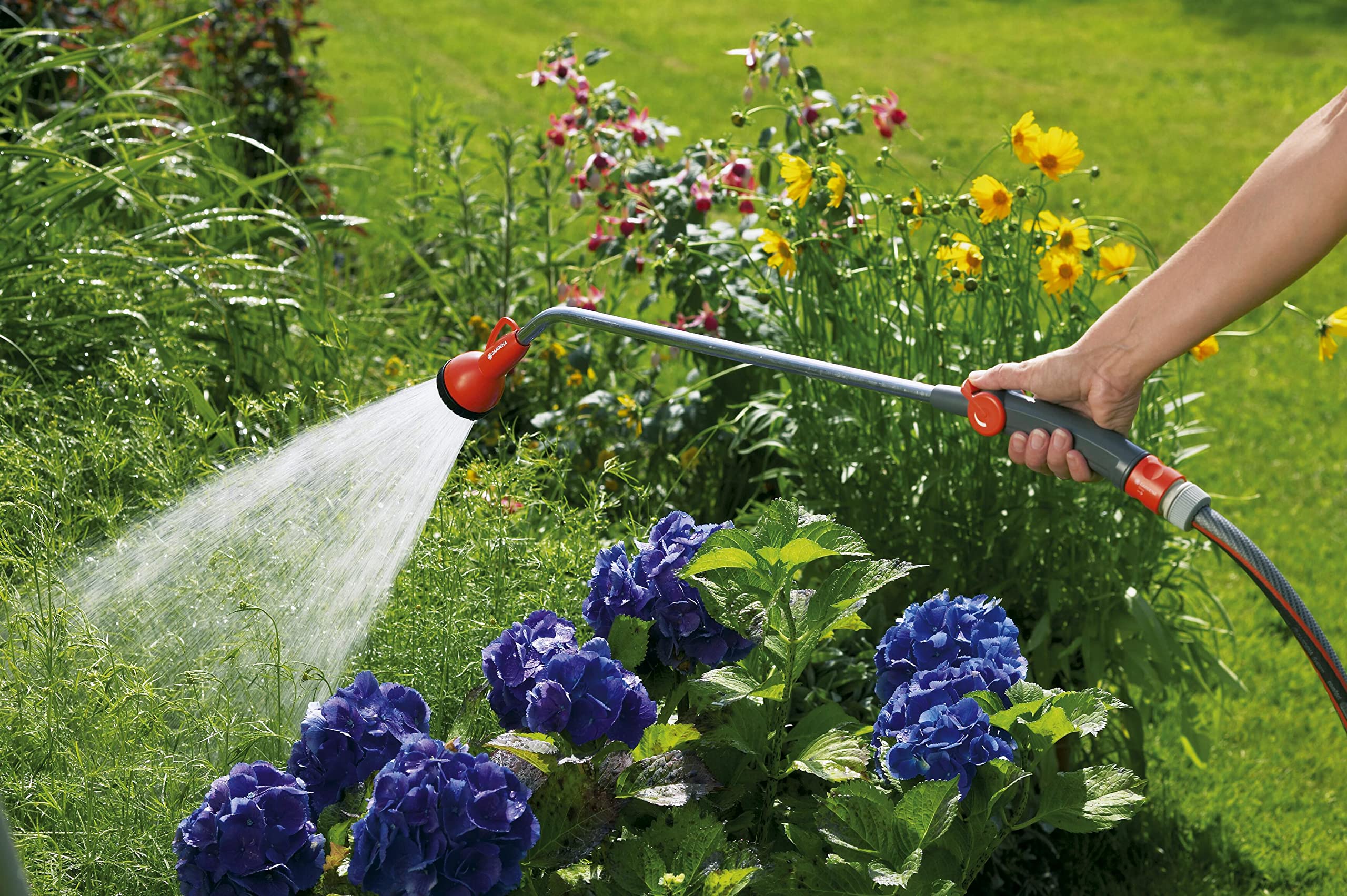 поливаем на даче. система автополива на даче. лейка садовая гардена. поливочная система для огорода. 00.