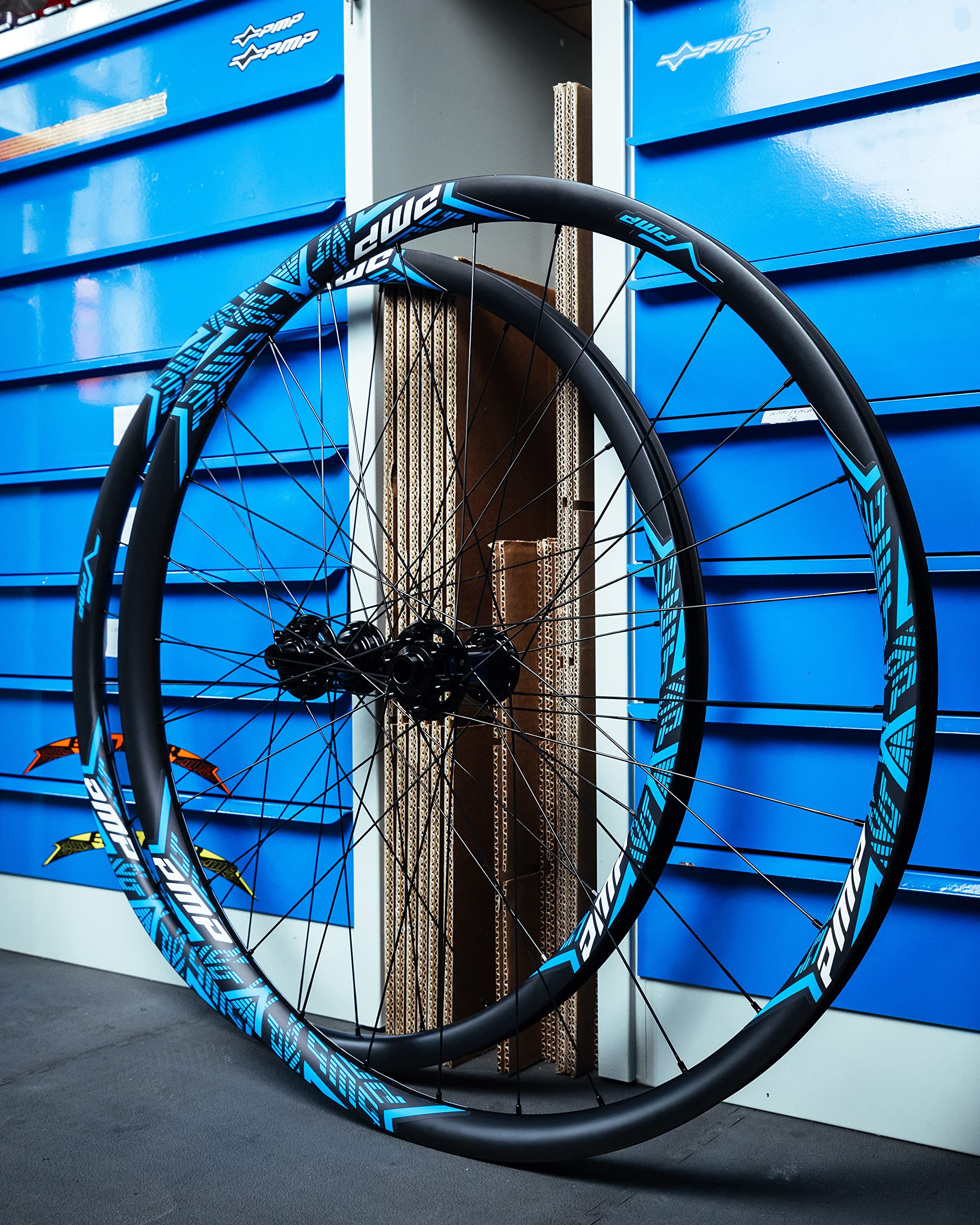PMP Nitro Carbon | Ruote MTB 29" in Carbonio, per Cross Country. Mozzi Nitro J-Bend; Raggi Sfinati; Canale Interno Largo 25 mm; Peso 1320 g. Colore Personalizzabile.
