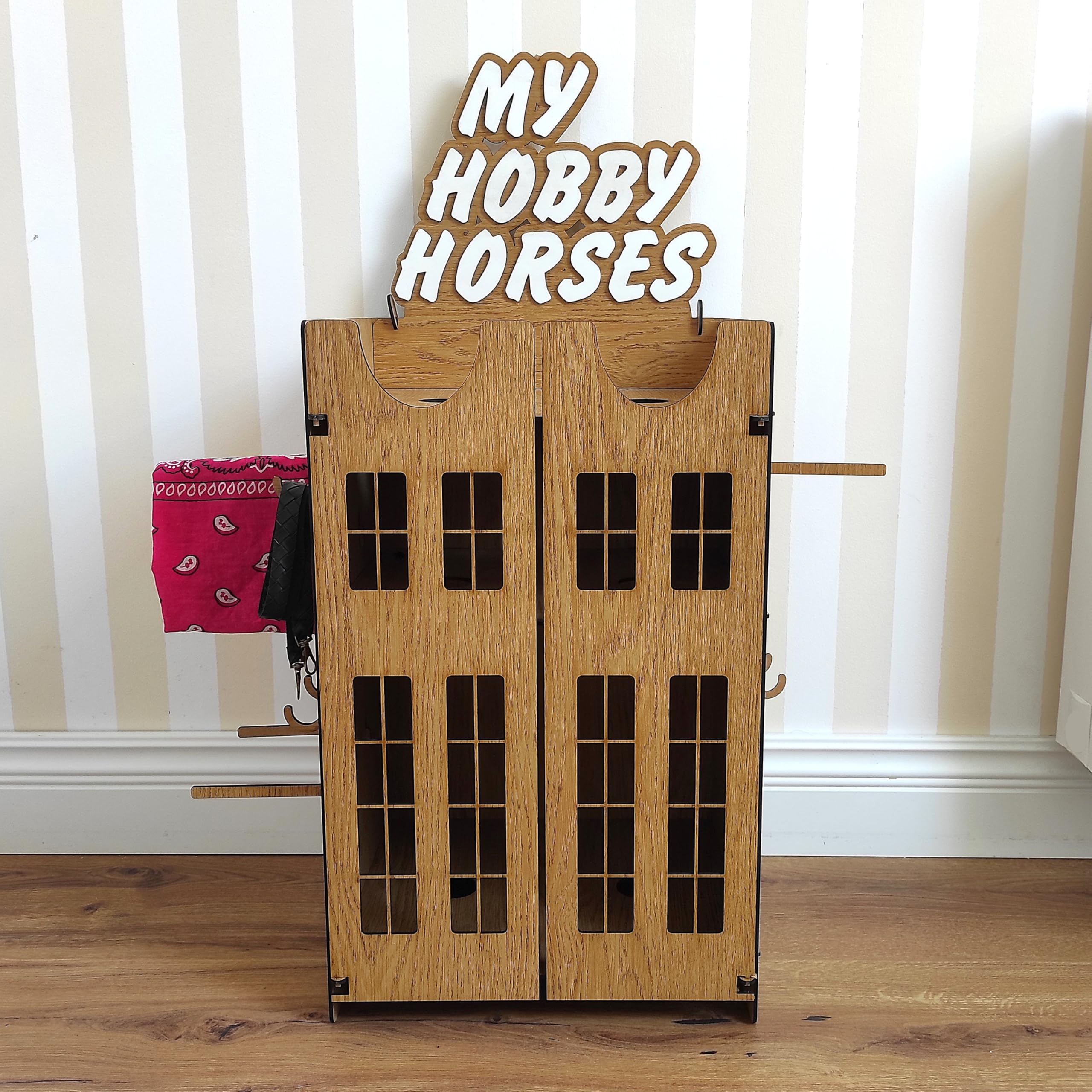 Cavallo in legno – Giocattolo per cavalli per 2 hobby horse con porte e accessori – Stalla per cavalli – Design in legno scuro