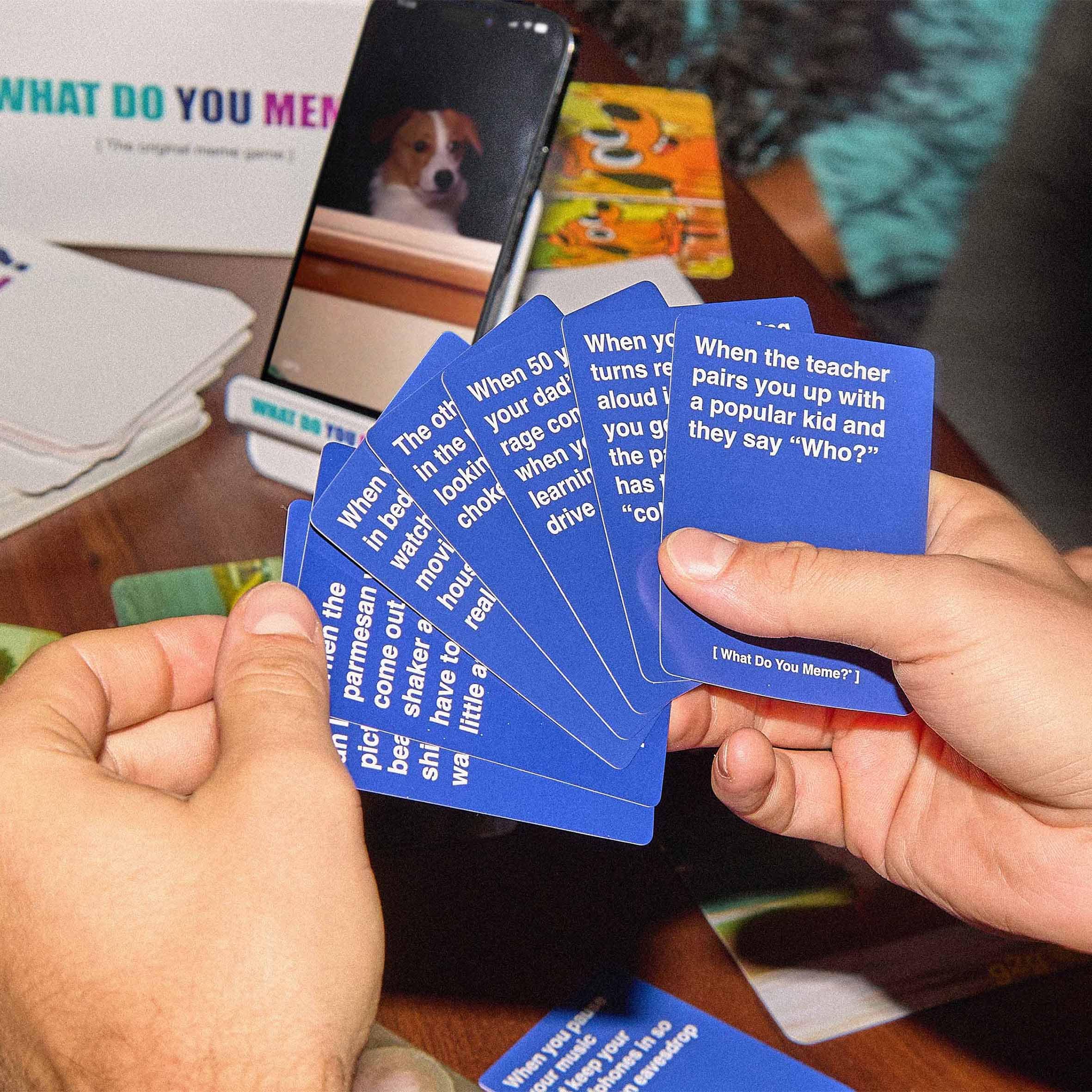 WHAT DO YOU MEME? Gioco principale (nuova edizione del Regno Unito) ora include GIF di Relatable, il gioco essenziale per adulti per gli amanti dei meme ora con contenuti aggiornati, ideale per giochi
