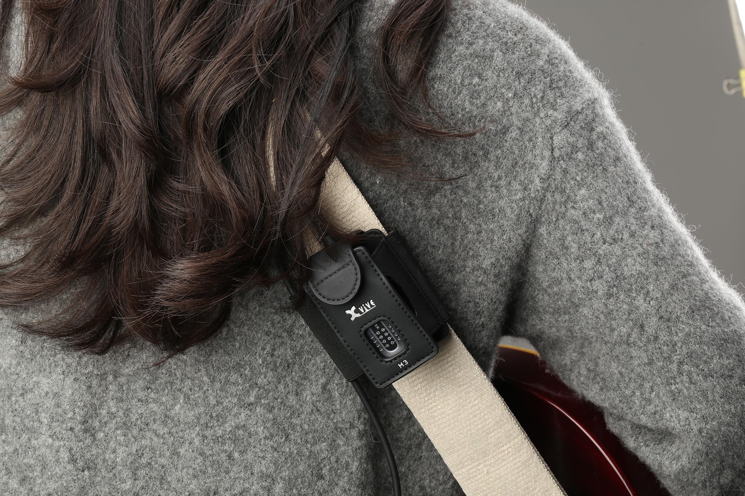 Xvive Support émetteur de sangle de guitare H3 pour systèmes sans fil A58 et P58, avec adaptateur TS mâle vers TS femelle de 0,6 cm