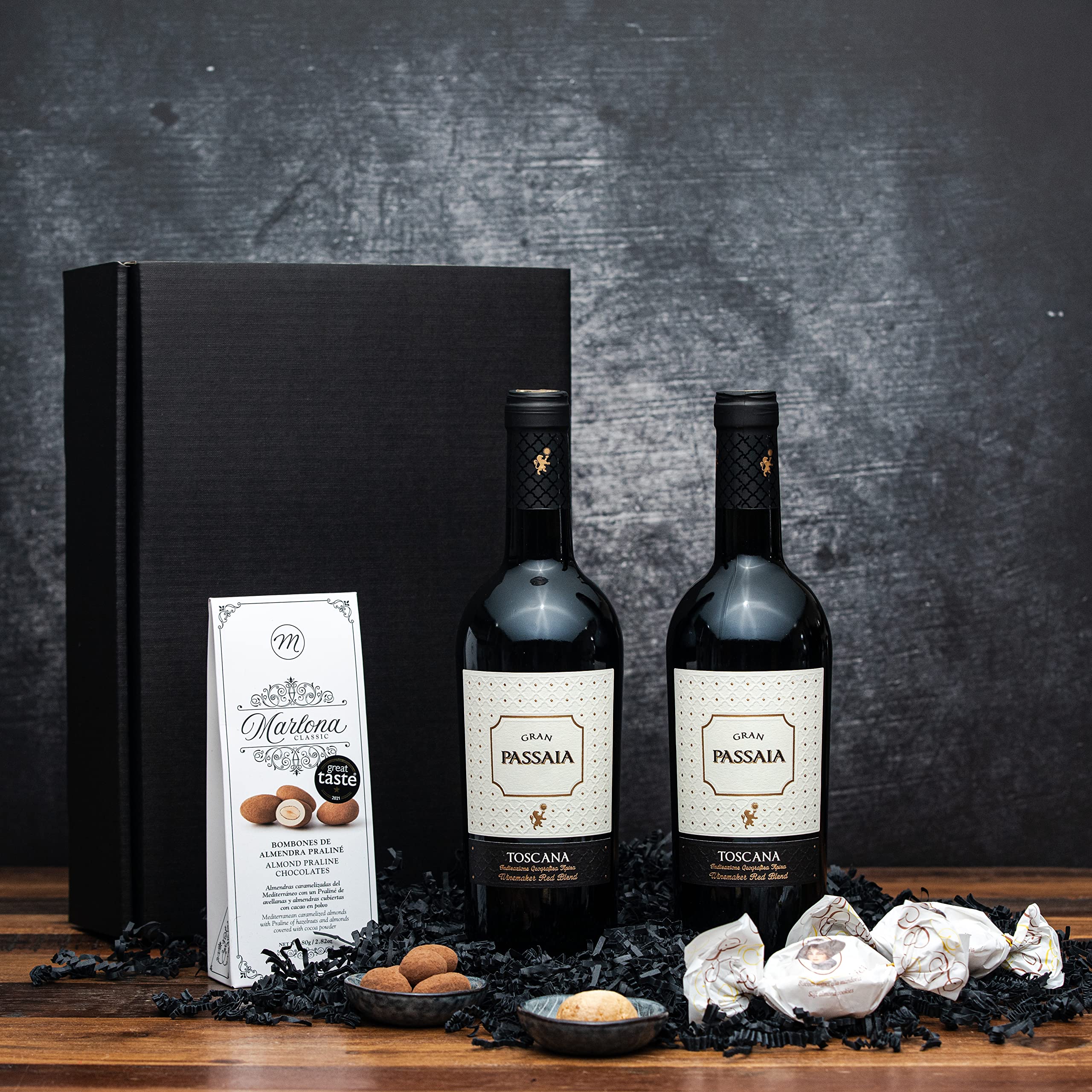 Geschenkset italienischer Rotwein aus der Toskana mit Mandelpraliné und Amaretti | Ein Weinpräsent für Genießer und Weinkenner
