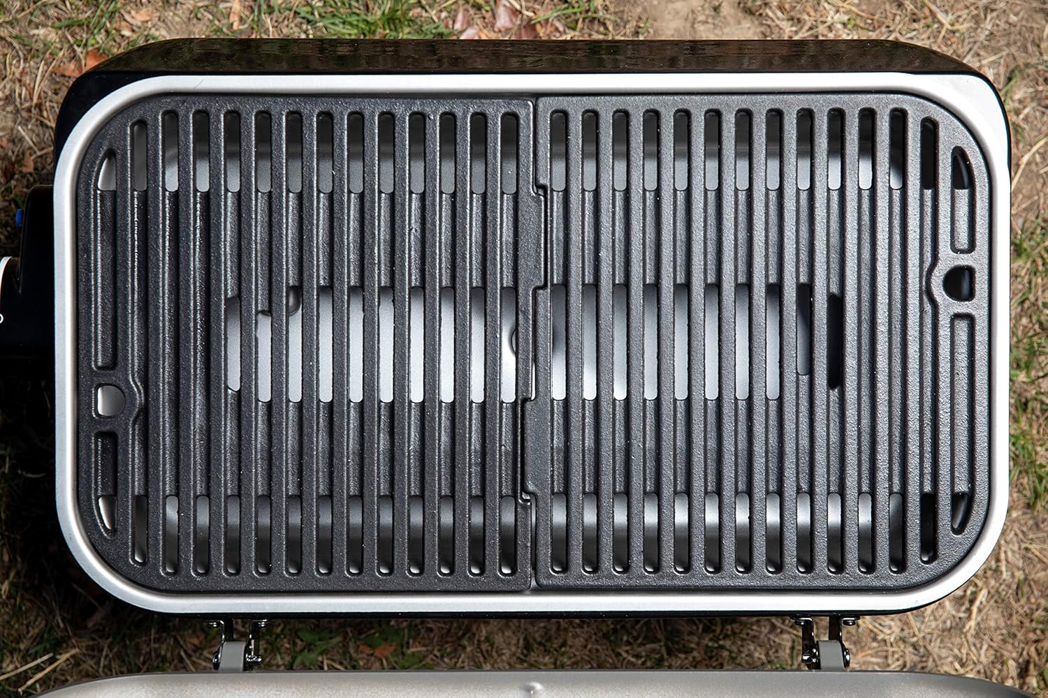 Campingaz Attitude2go, Barbecue da Tavolo a Basso Fumo, Portatile, con Coperchio, termometro, griglia in ghisa, Alimentazione: bombola di Gas R907, Grigio Campingaz Attitude2go, Barbecue da Tavolo a Basso Fumo, Portatile, con Coperchio, termometro, griglia in ghisa, Alimentazione: bombola di Gas R907, Grigio