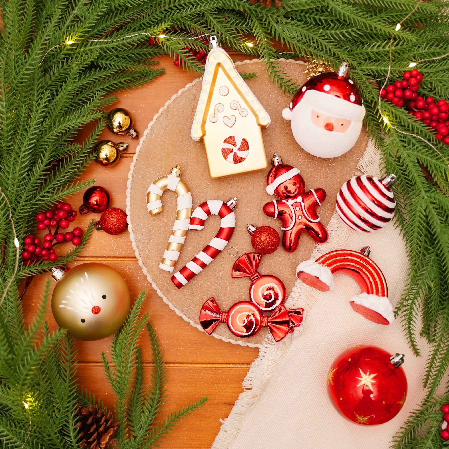 Alupssuc 65-teiliges Weihnachtskugel-Ornament-Set, bruchsichere Kunststoffkugeln, Lebkuchenhaus und Baumspitze für Weihnachtsbaum, Urlaub, Hochzeit, Party, Dekorationen mit hängenden Schnüren, Rot und