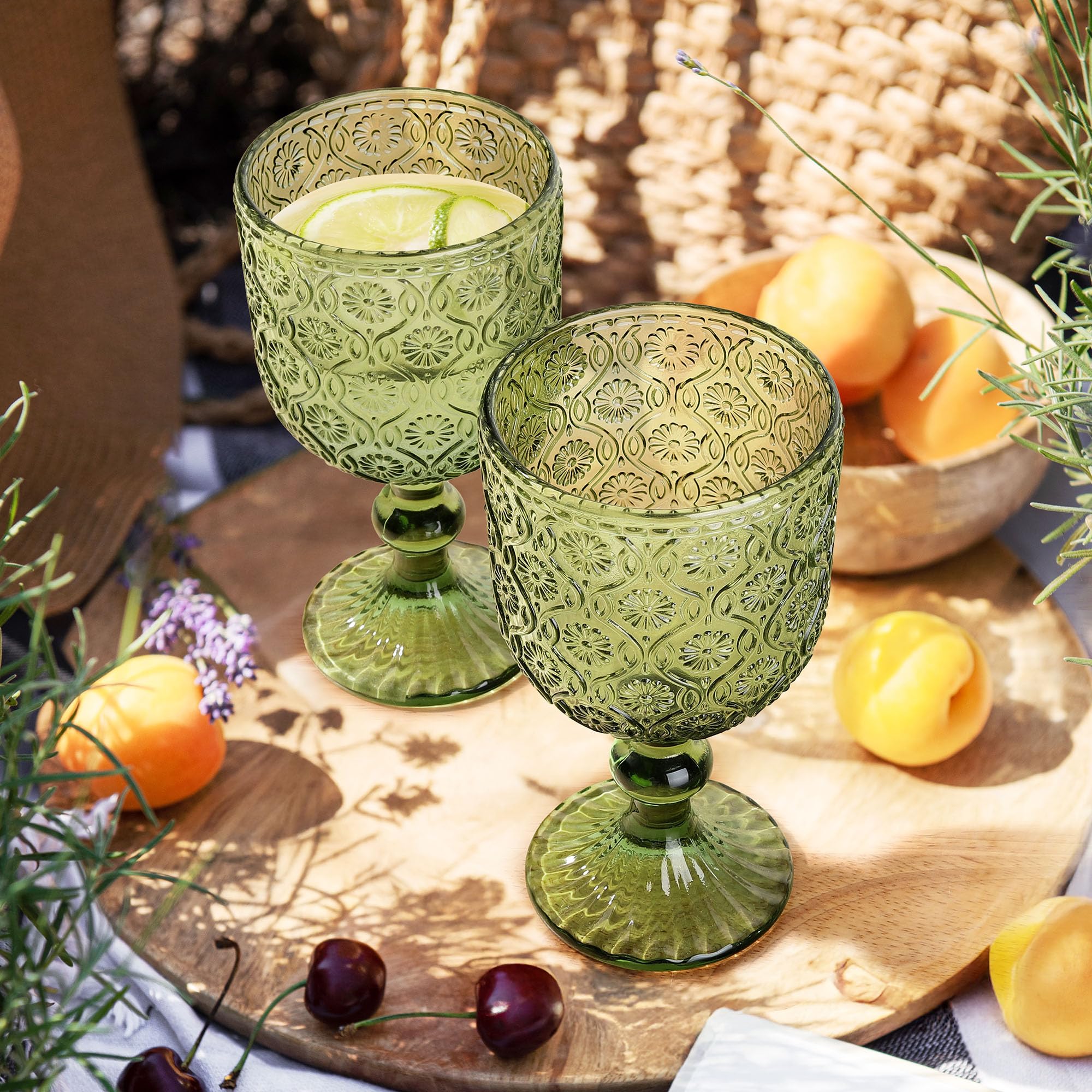 Joeyan 350ml Vintage Weingläser Grün, Blütenrelief Kelche mit Stiel, Weinkelche Landhausstil für Saft Getränke,Bunt Rotweingläser Weißweingläser Trinkgläser mit Fuß,Set von 4,Spülmaschinenfest