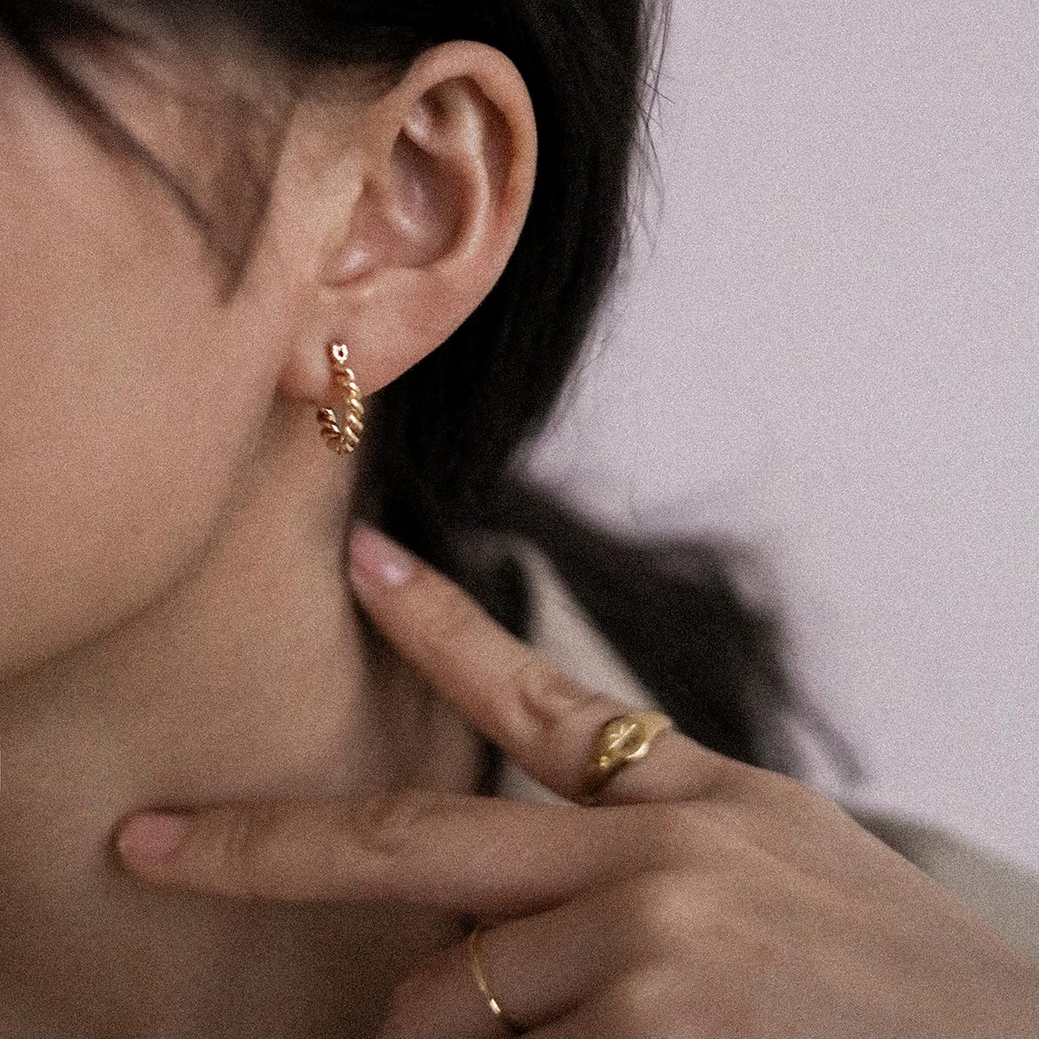 18K ゴールドメッキ 真鍮 ミニ フレンチツイストフープ フープピアス ミニマリストスタイル レディースジュエリーギフト, 18K