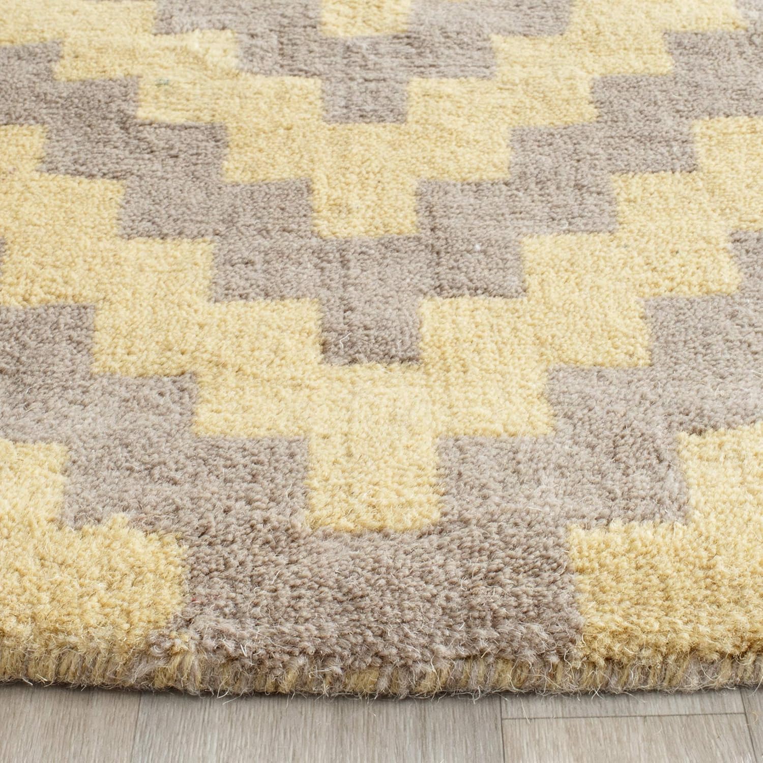 SAFAVIEH Cambridge Collection 2' x 3' Taupe / Gold CAM324X Handmade Geometric Premium Wool Accent Rug