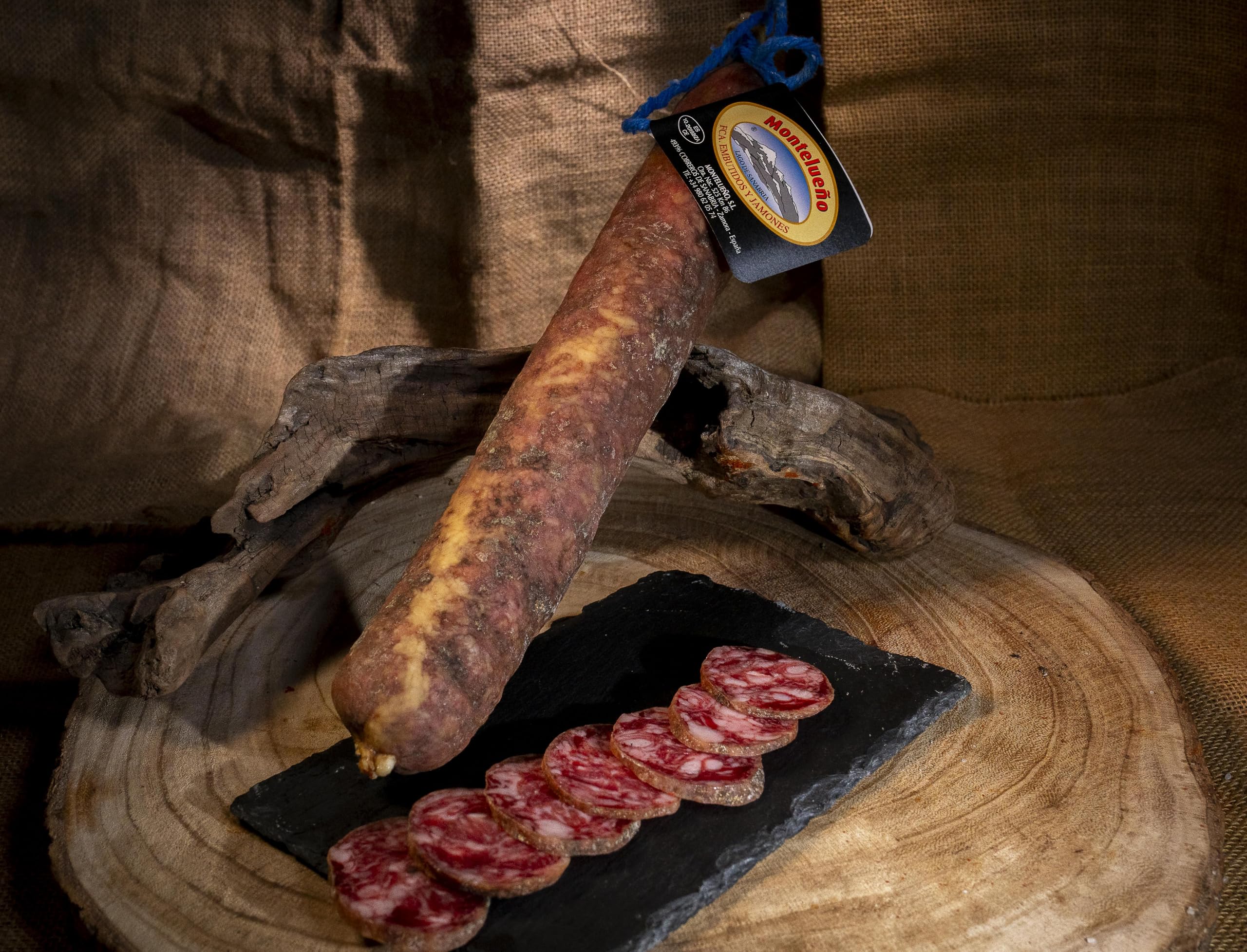 MONTELUEÑO | Cesta Gourmet Ibérica Plus - Surtido de embutidos ibéricos naturales con Chorizo, Salchichón, Jamón, Cecina, Quesos, Vino, Aceite OVE, Picos. Ideal para picoteo, regalo, cesta navidad.