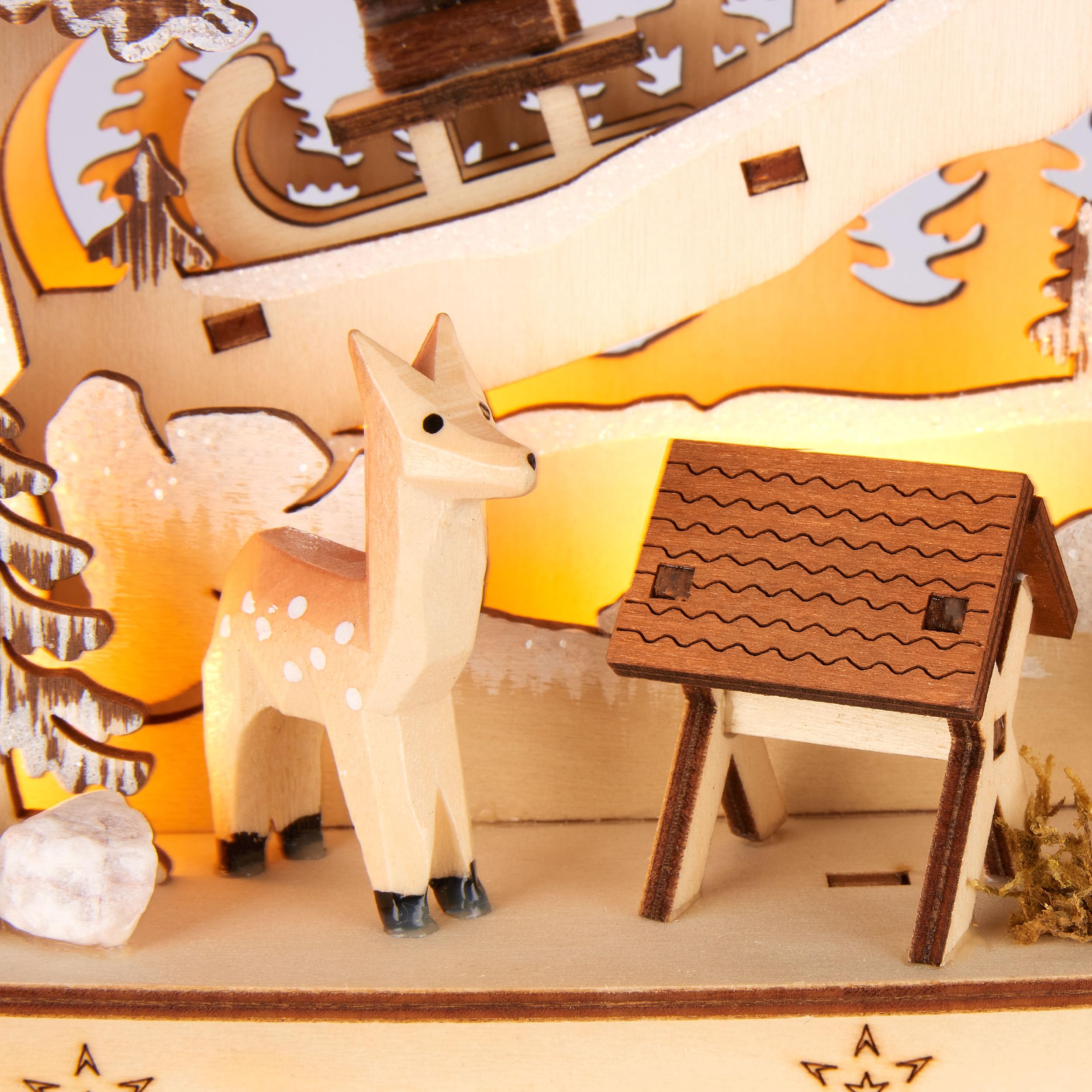 BRUBAKER 3D Lichterbogen - LED Schwibbogen - Tannenbaum Wald - Weihnachtsbeleuchtung aus Holz Natur - 34 x 28 x 9 cm - Handbemalte Figuren - Weihnachtsdeko für Tisch & Fenster