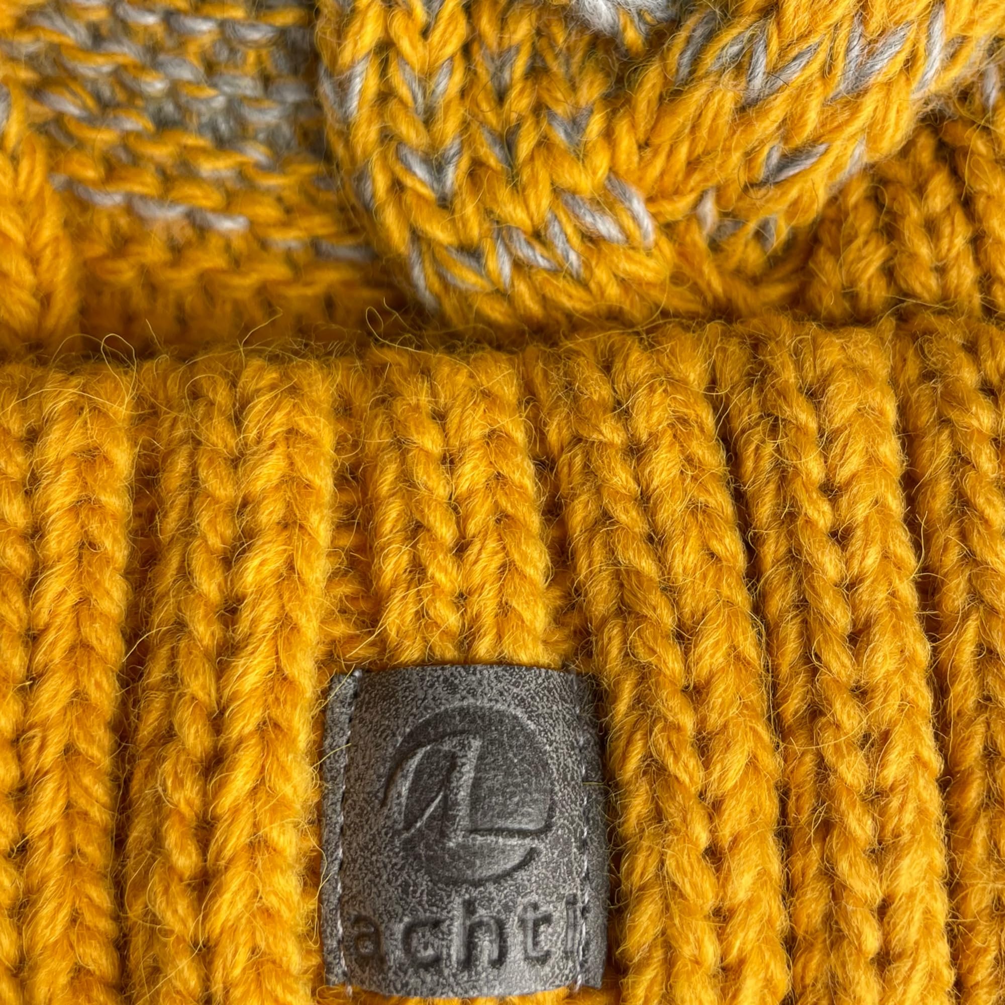 Mütze & Schal Set achti I 2 teilig I Damen Kombi - Beanie mit großem Bommel und Loop I kuschelig gestrickt