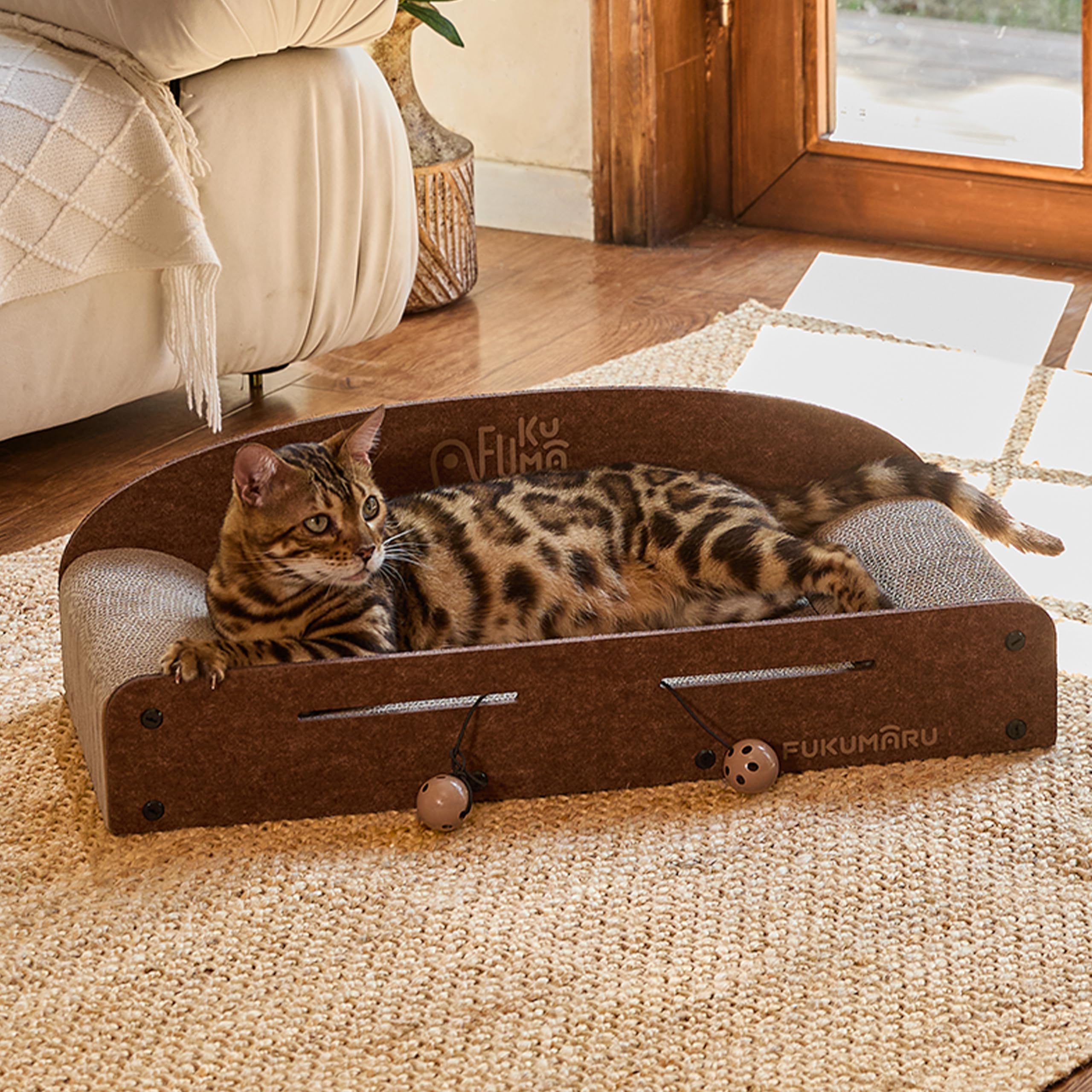 FUKUMARU Grattoir pour Chat de 66 cm en Carton Durable, Grande Chaise Longue, Meubles pour Chat, 2 Griffoirs Réversibles pour Chats d'Intérieur, Lit Recyclable en Carton avec Balle Cloche