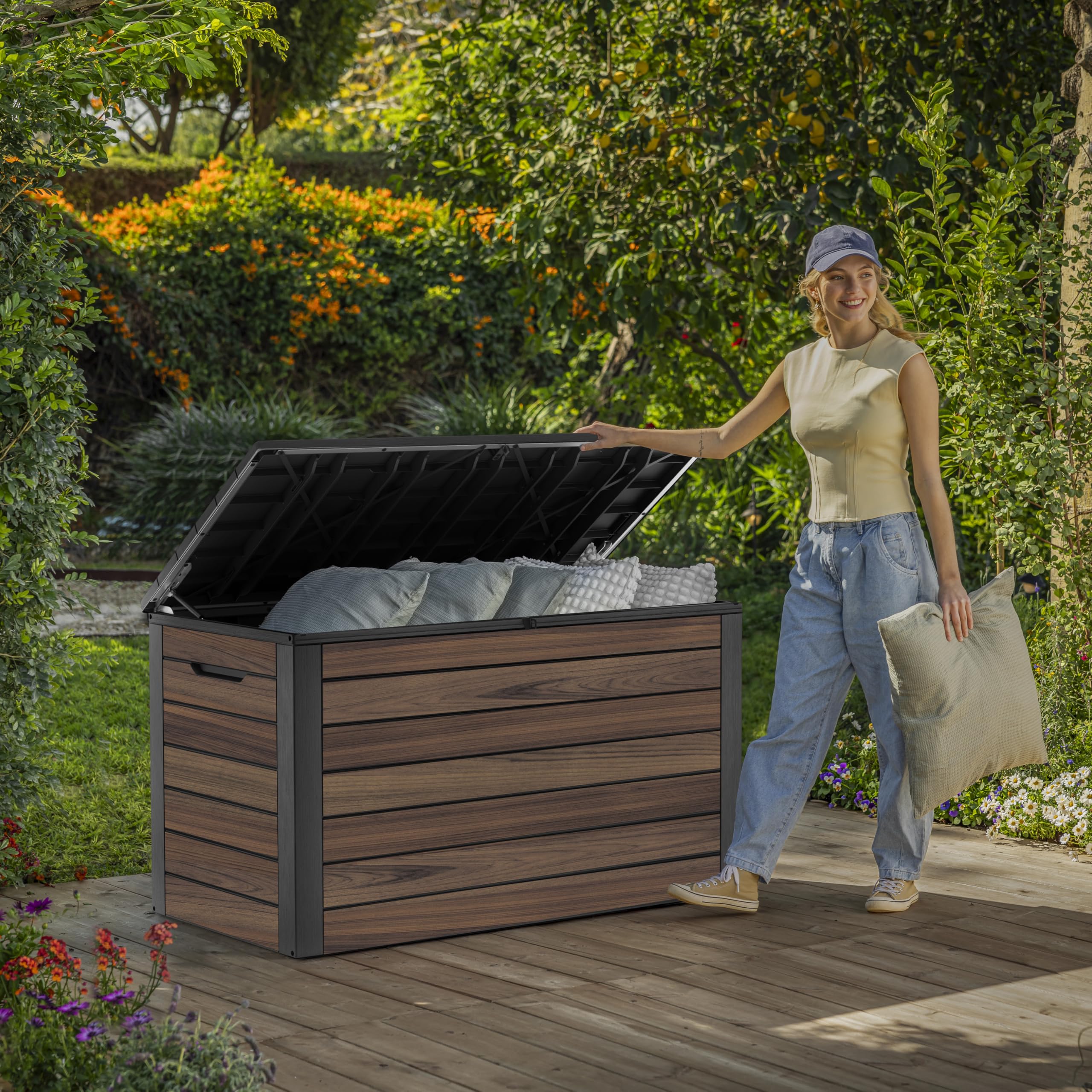 Keter Signature Aufbewahrungsbox 570L Rosenholz – Wetterfeste Gartenbox in Holzoptik mit Sitzfunktion & Gasdruckfedern – UV-beständige Kissenbox, abschließbar