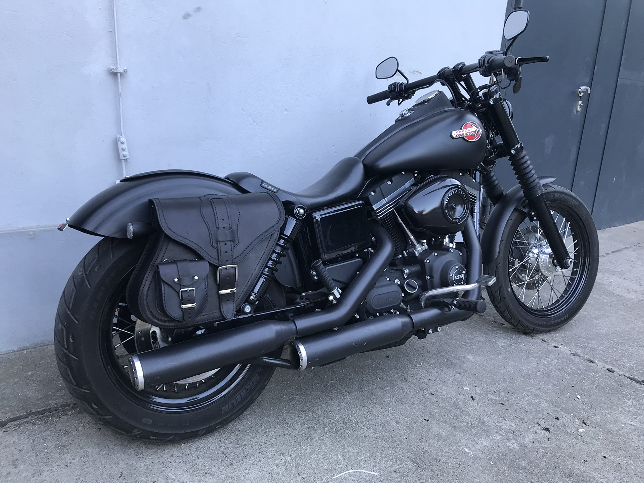 Borsa oscillante Dynamite nera destra compatibile con Harley Davidson Dyna Super Glide Fat Bob Street Bob Low Rider Sportster Borsa posteriore custodia in pelle