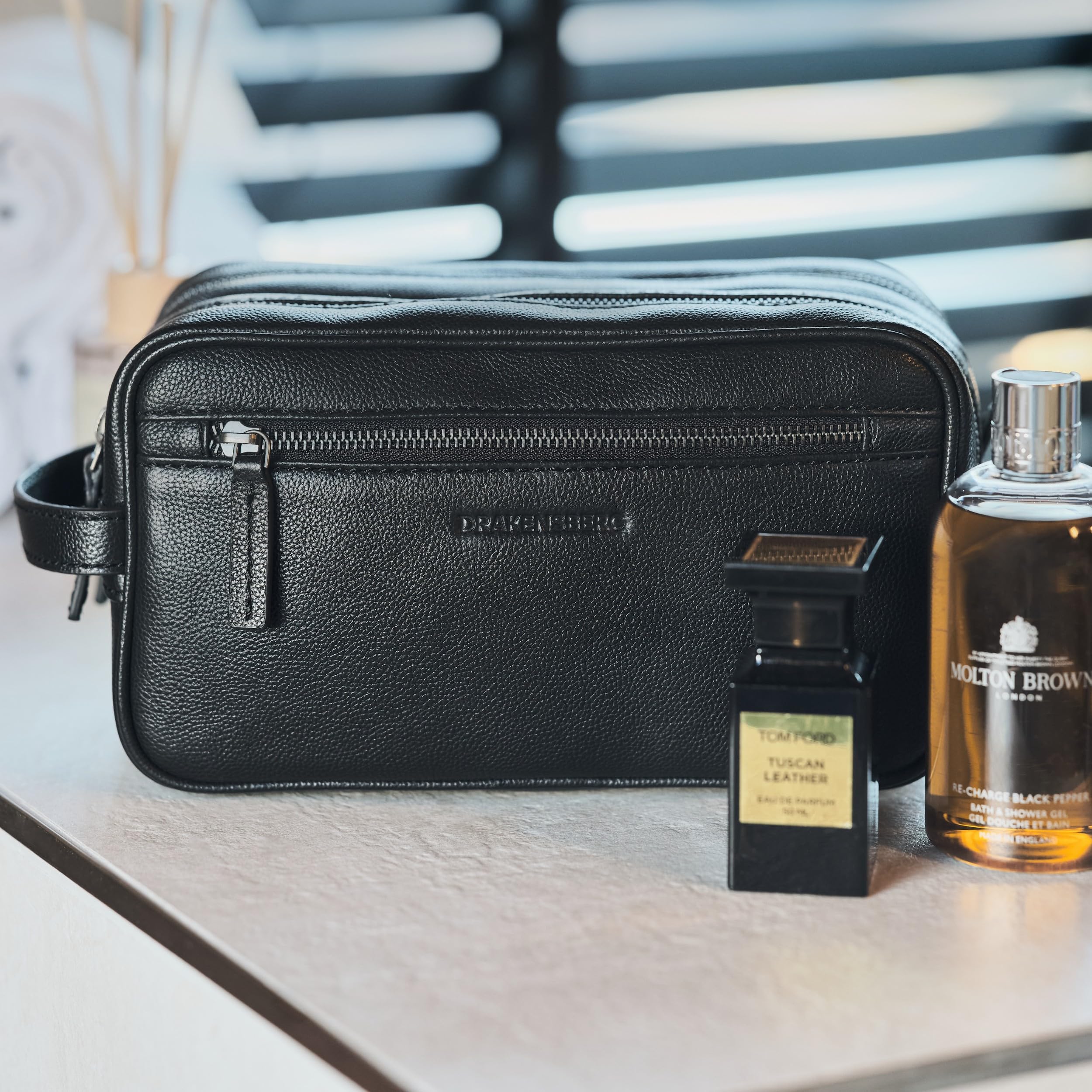 DRAKENSBERG Beauty case da uomo in pelle 'Enrico' con 2 scomparti con cerniera, grande, elegante, 5 l, Nero , Standardgröße 25cm, Classico