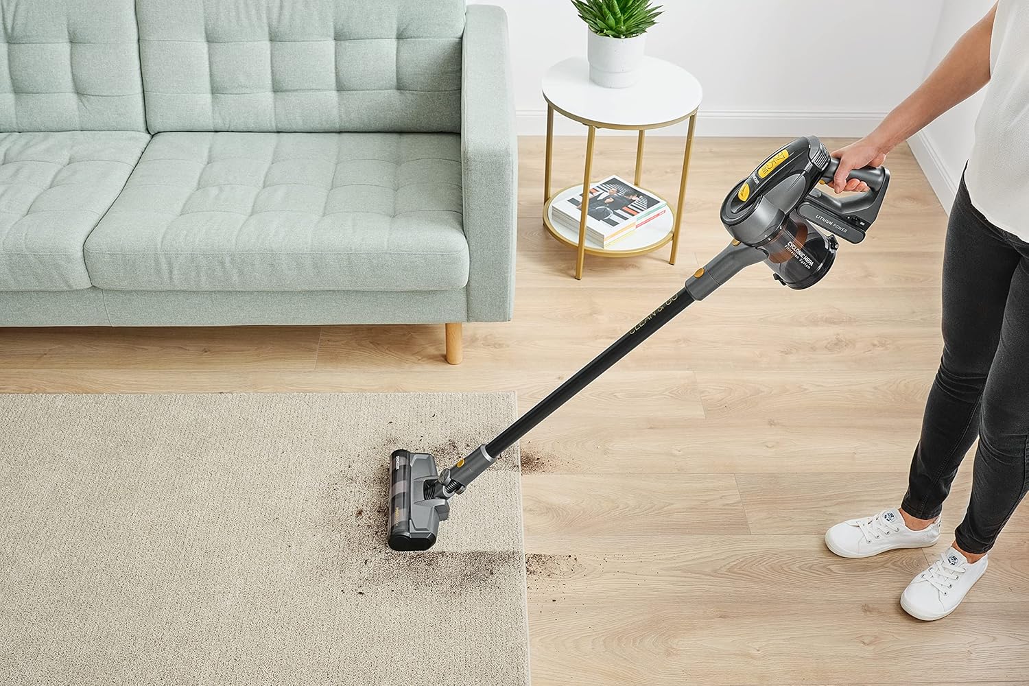 SENCOR SVC 8725GD vacuuming carpet