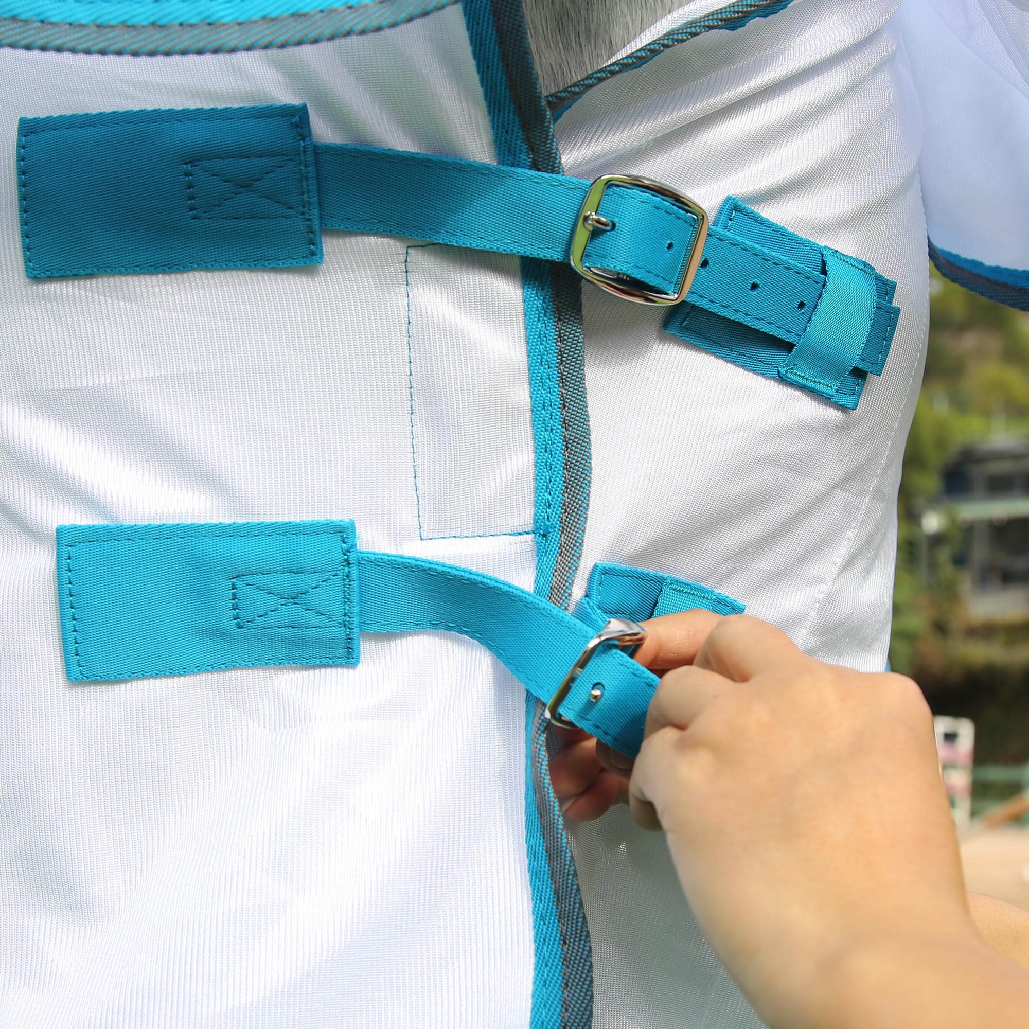 Couverture anti-mouches pour chevaux avec couvre-cou, couverture d'été respirante avec protection UV et protection contre l'abrasion, fermeture de poitrine réglable, sangles ventrales